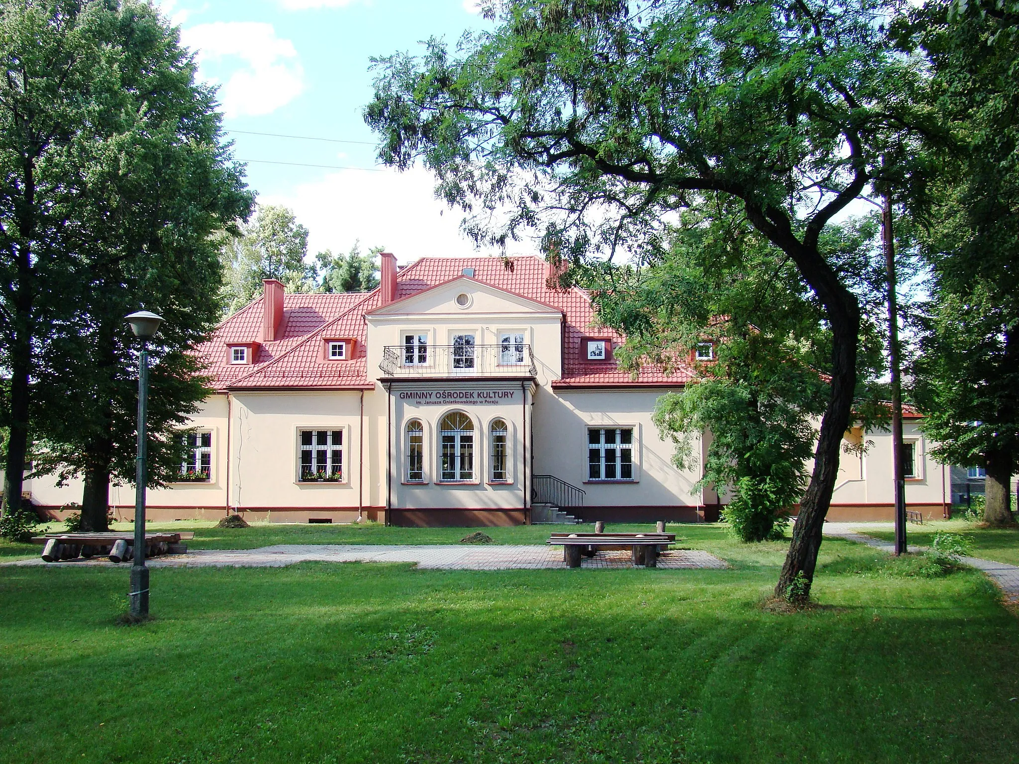 Photo showing: Gminny Ośrodek Kultury w Poraju, wybudowany w latach 30. XX wieku jako pałacyk przez Wacława Koniecznego.