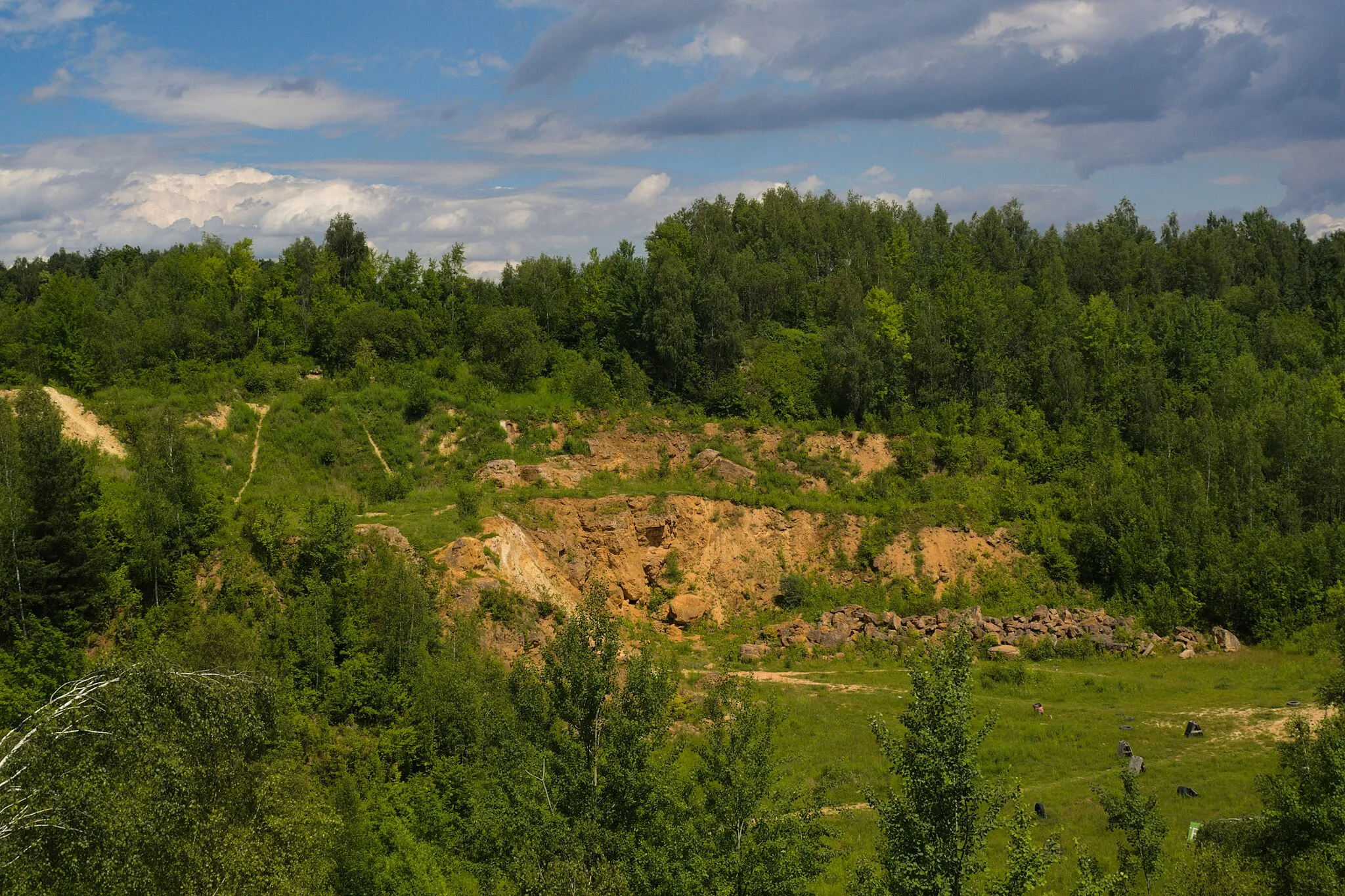 Photo showing: kamieniołom Blachówka w Bytomiu (Sucha Góra), na prawo od kadru znajduje się kompleks Dolomity Sportowa Dolina (niewidoczny), widok od południowego wschodu