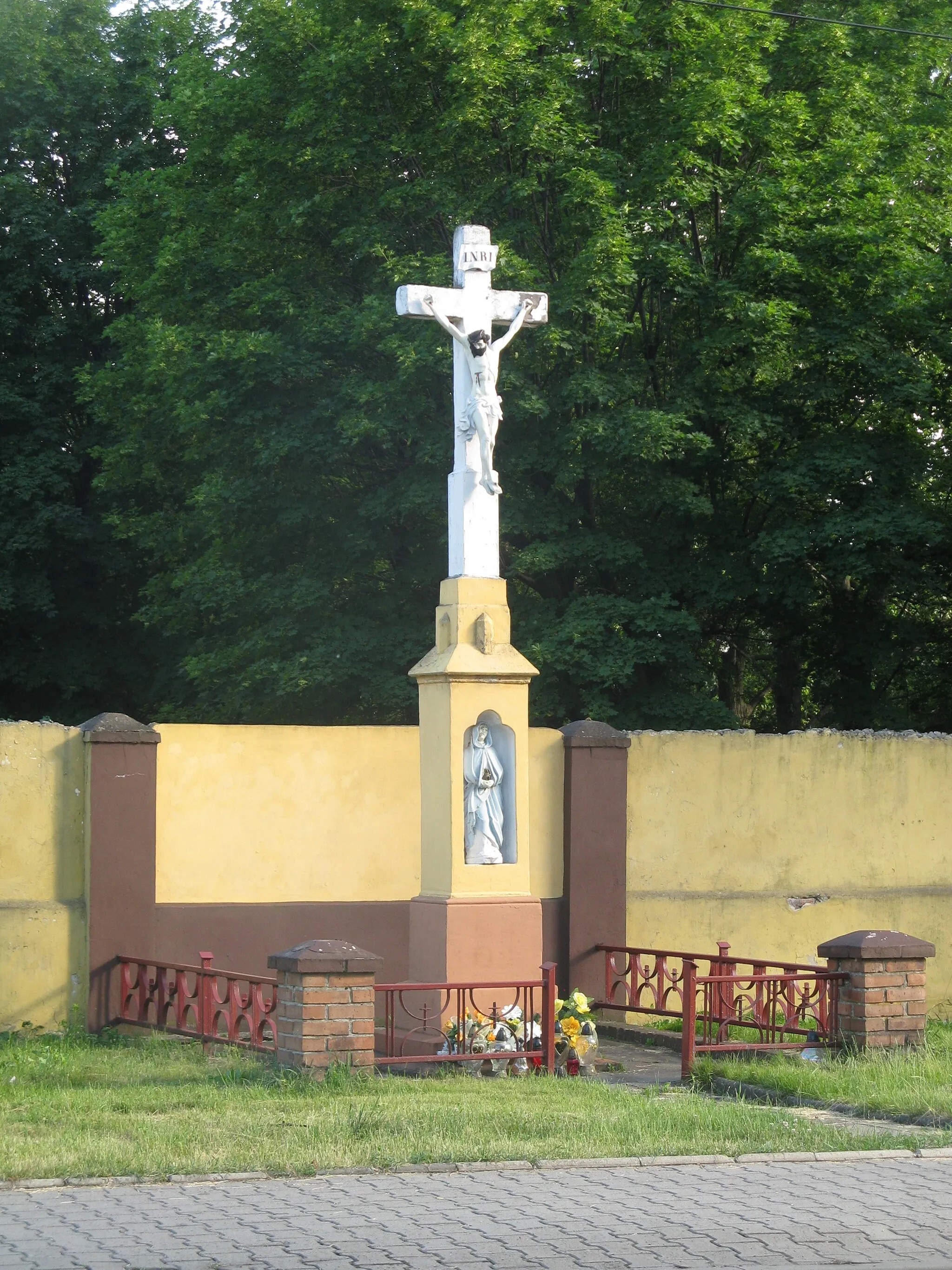 Photo showing: Krzyż w Świętochłowicach-Lipinach, przy ul. Łagiewnickiej, prawdopodobnie przeniesiony z kolonii Szyb Marcina (niem. Martins-Schacht-Colonie, kolonia znajdowała się w Świętochłowicach, nie istnieje).