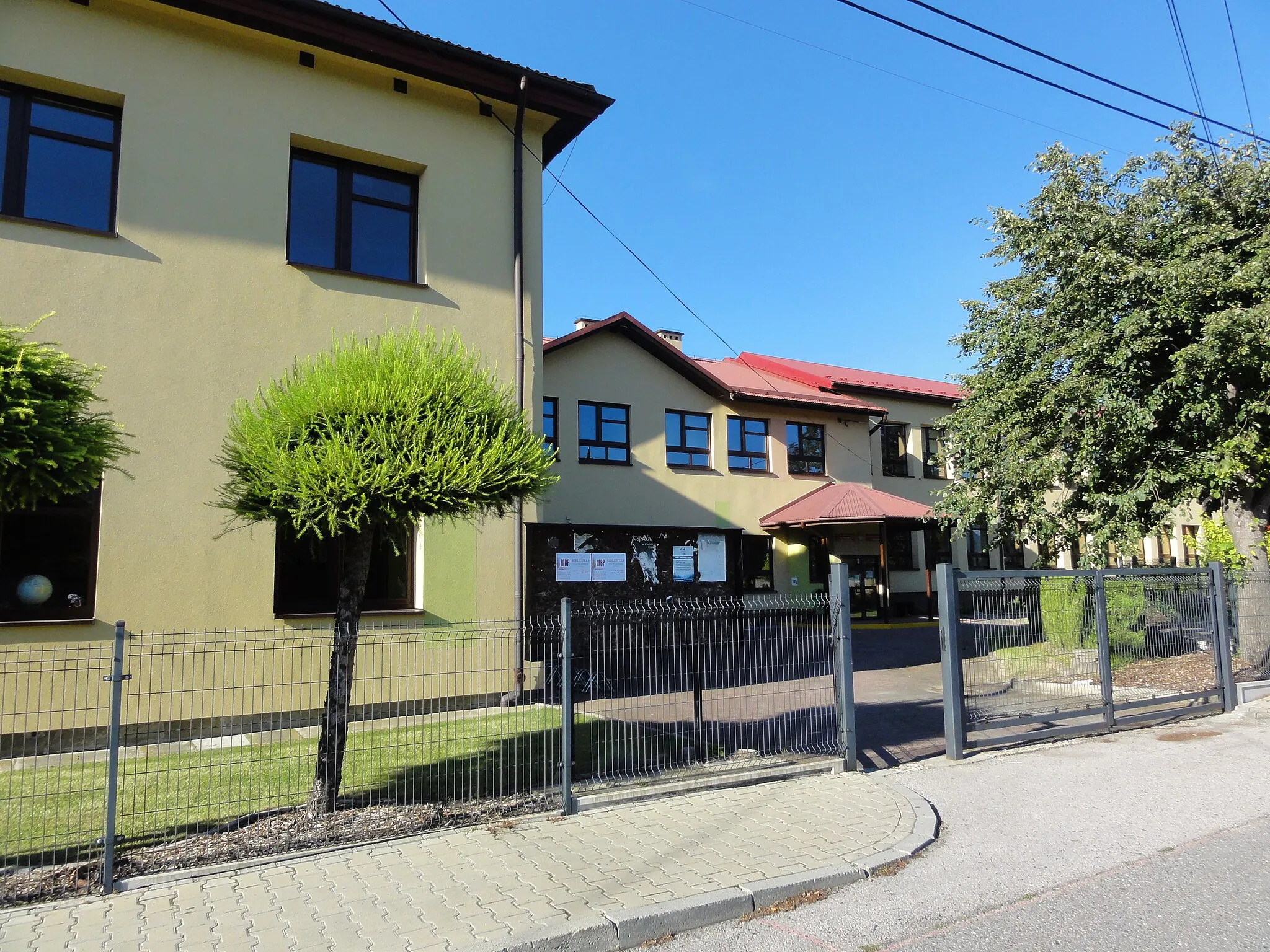 Photo showing: School in Roczyny