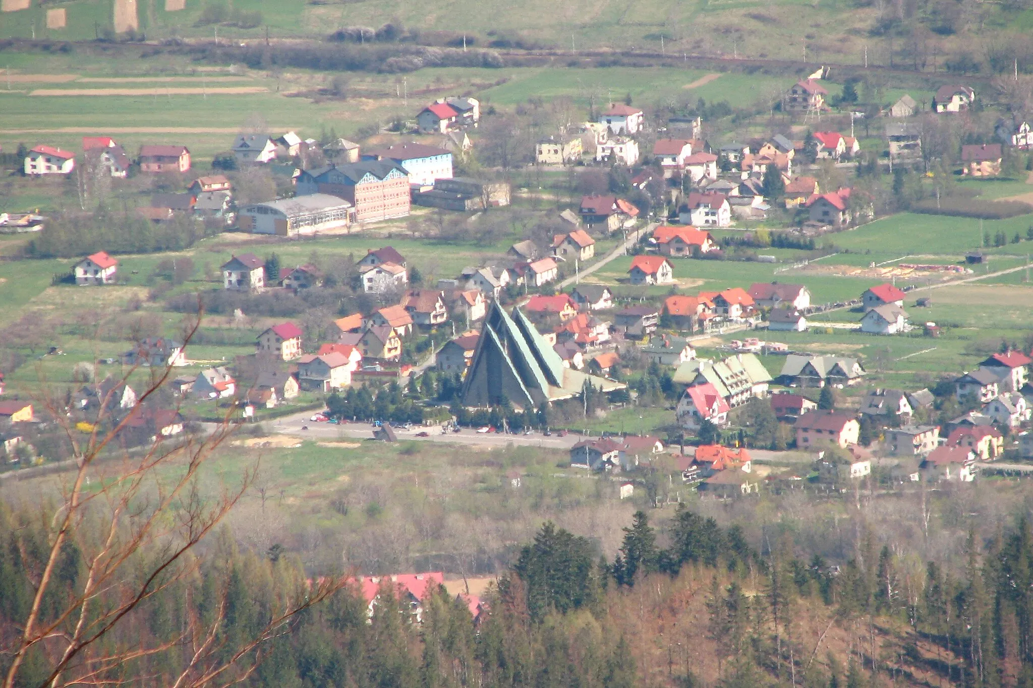 Photo showing: Cięcina i Węgierska Górka widziane z Glinnego (1034 m. n.p.m.), w centrum kościół Przemienienia Pańskiego w Węgierskiej Górce (parafia św. Katarzyny w Cięcinie).