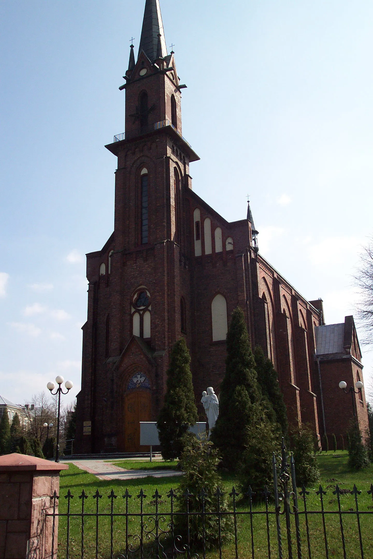 Photo showing: Kościół Świętego Józefa Oblubieńca NMP w Porębie, zdjęcie wykonane od strony północnej.