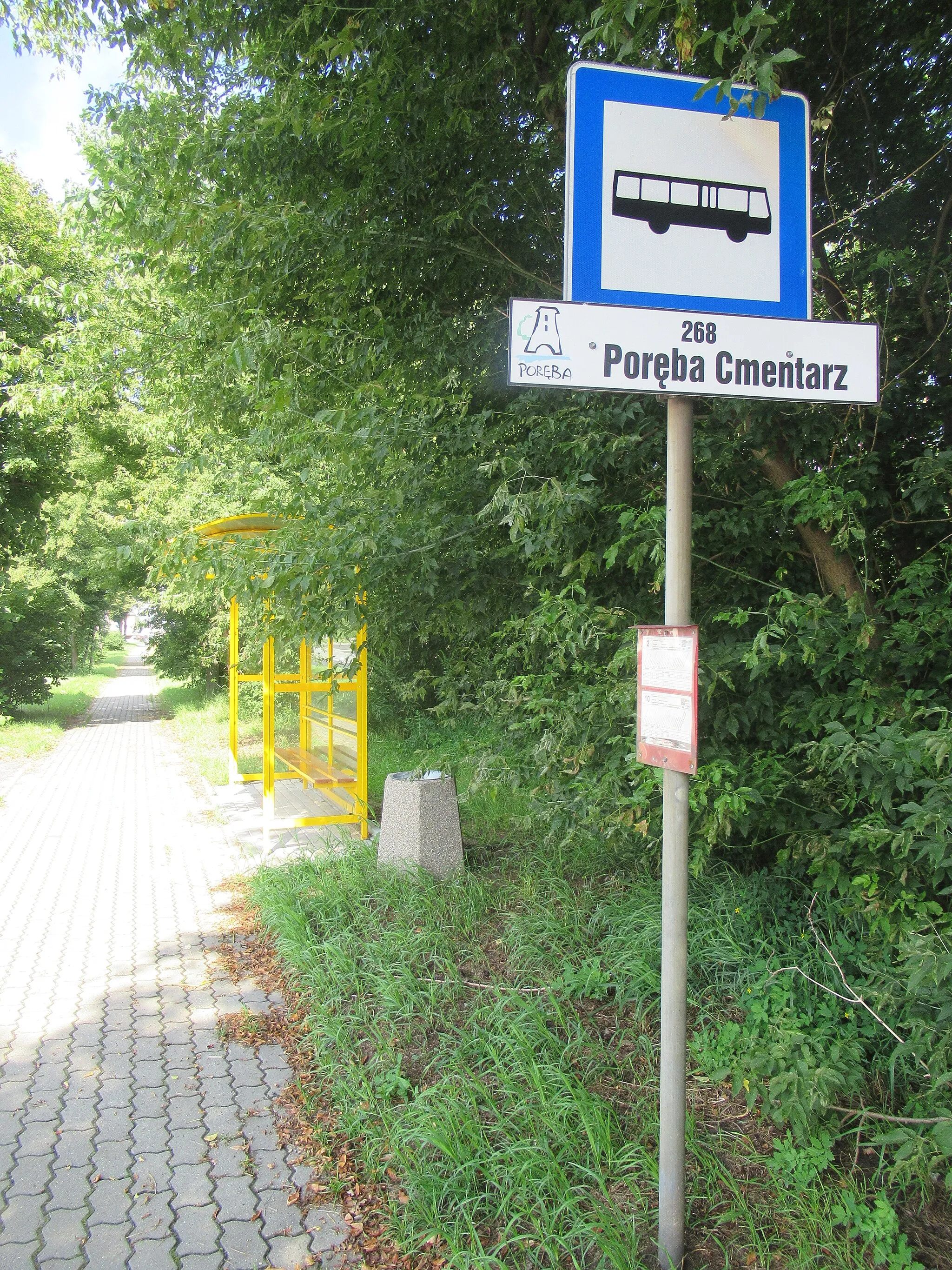 Photo showing: A bus stop in Poręba
