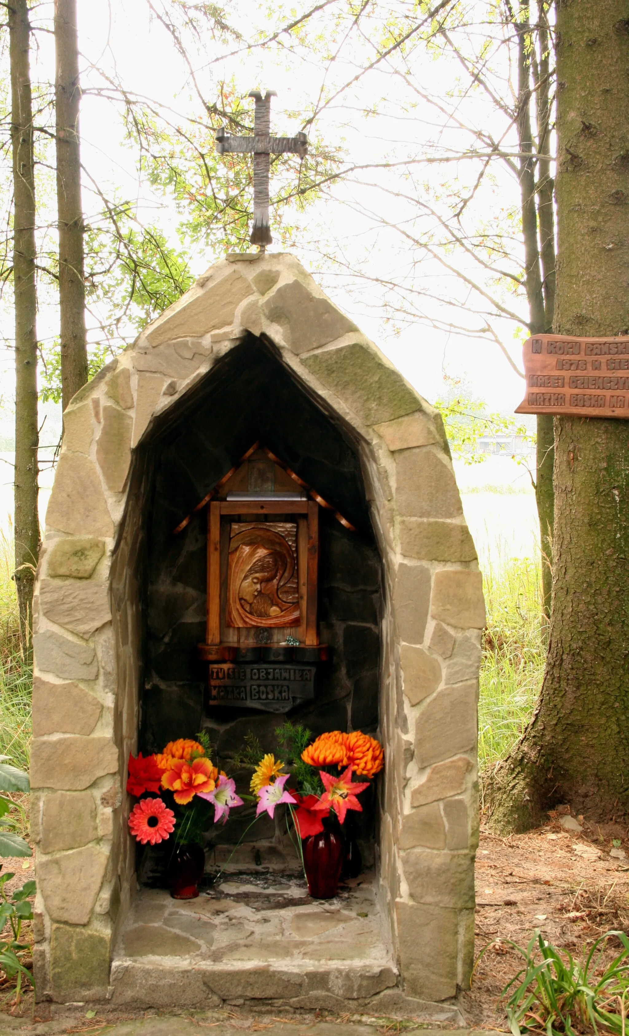 Photo showing: kapliczka w poblizu miejscowości Łebki, postawiona na cześć ukazania się Matki Boskiej, powiat lubliniecki