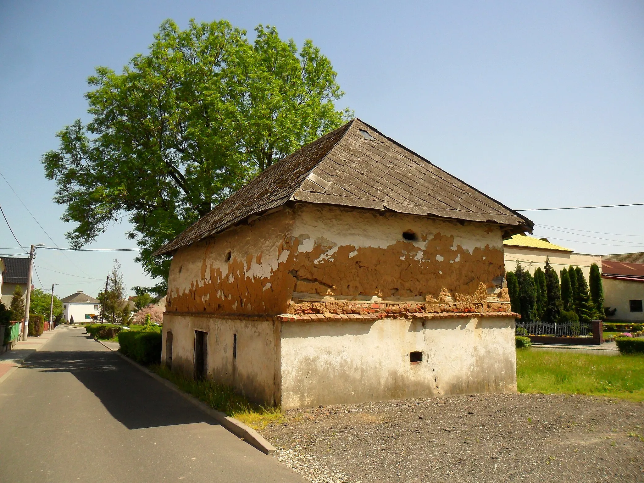 Photo showing: Zabytkowy spichlerz w Raciborzu-Sudole

This is a photo of an object of cultural heritage inscribed in the registry of the Silesian Voivodeship with number A/1700/1821/98.