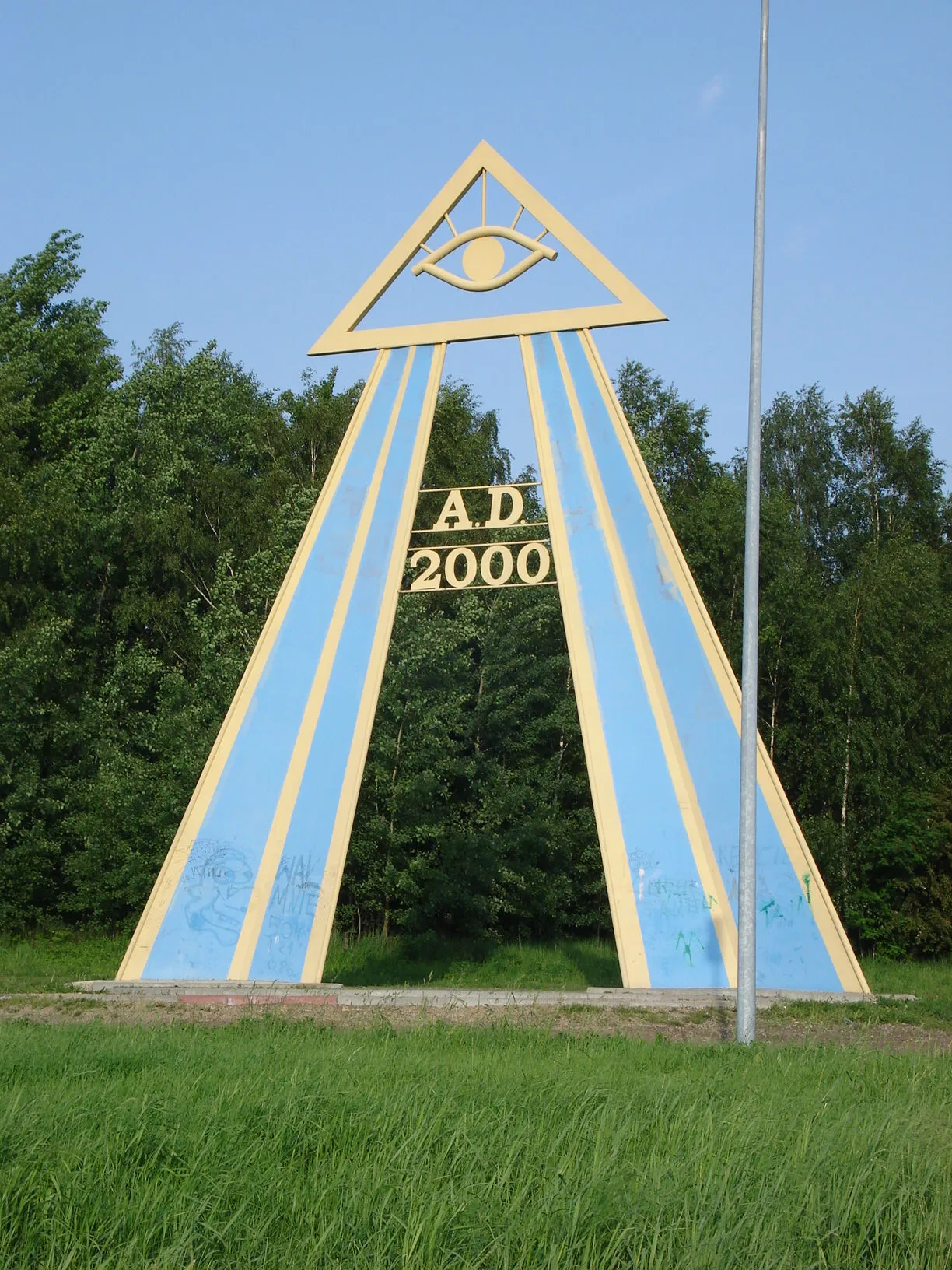 Photo showing: Gate pass for three millennium in Chełm Śląski. Often called the "Eye of Providence"