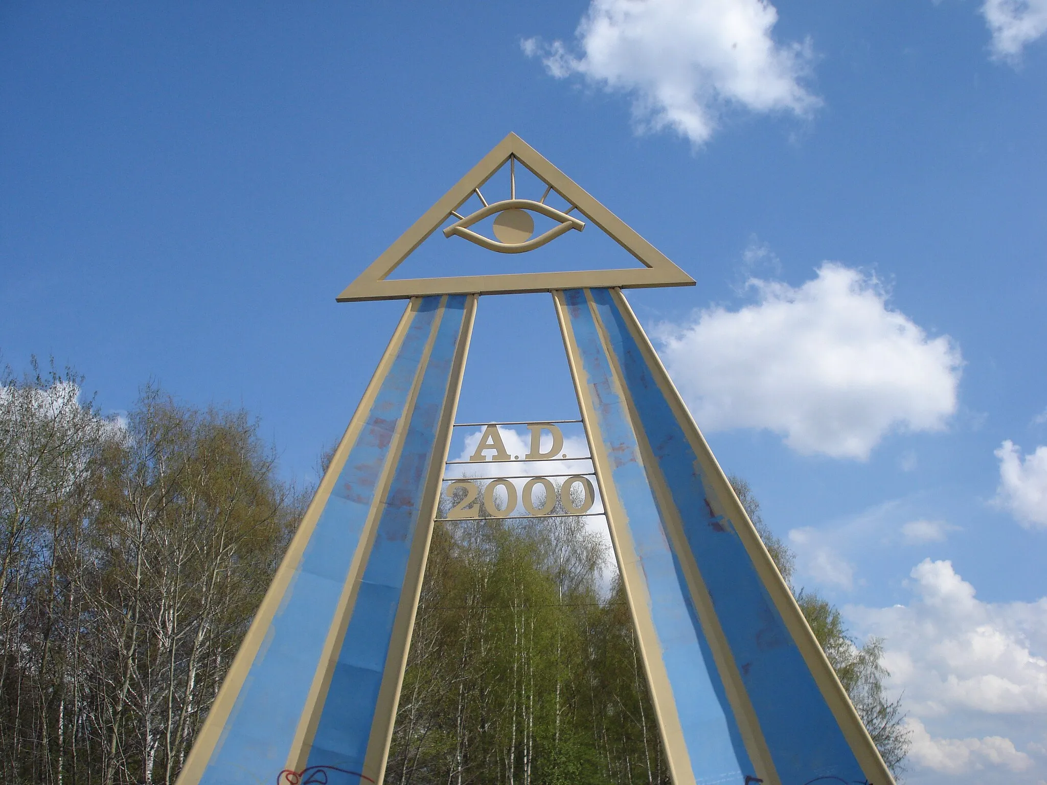 Photo showing: Gate pass for three millennium in Chełm Śląski. Often called the "Eye of Providence"