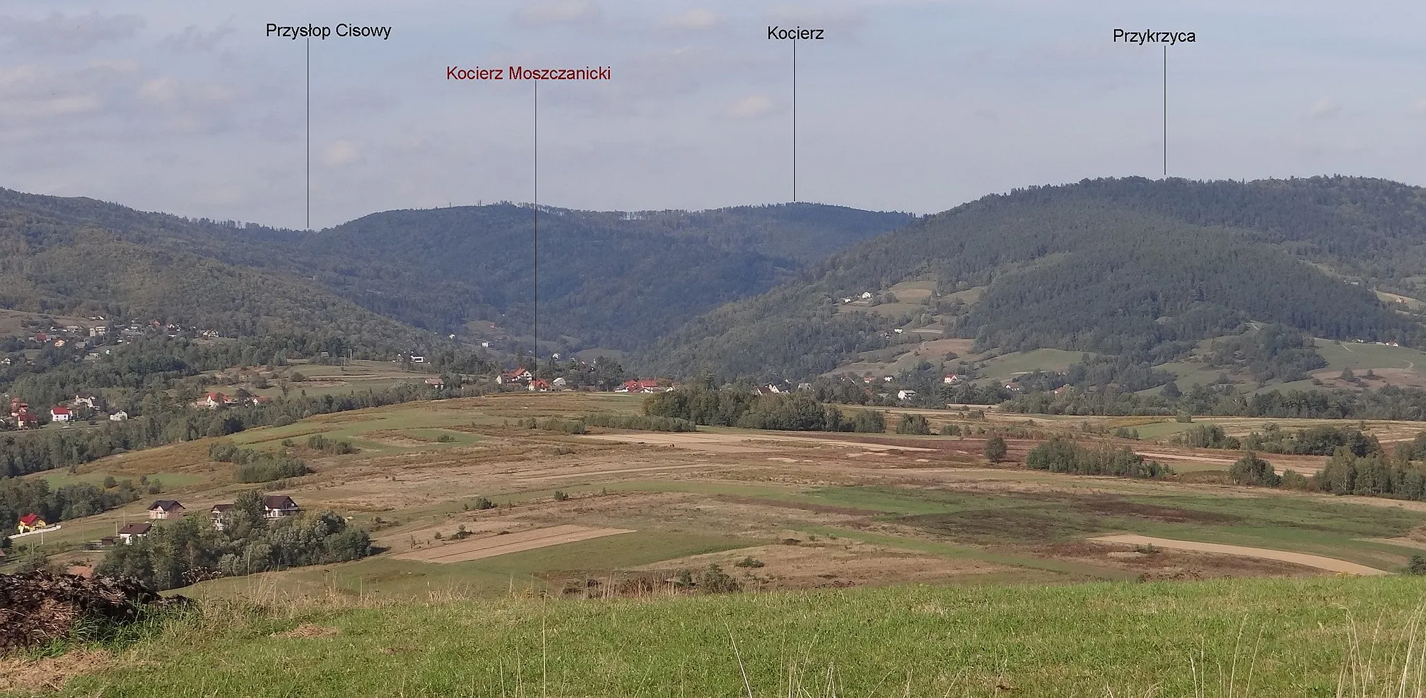 Photo showing: Widok od południowej strony na dolinę Kocierzanki, Kocierz i Przykrzycę