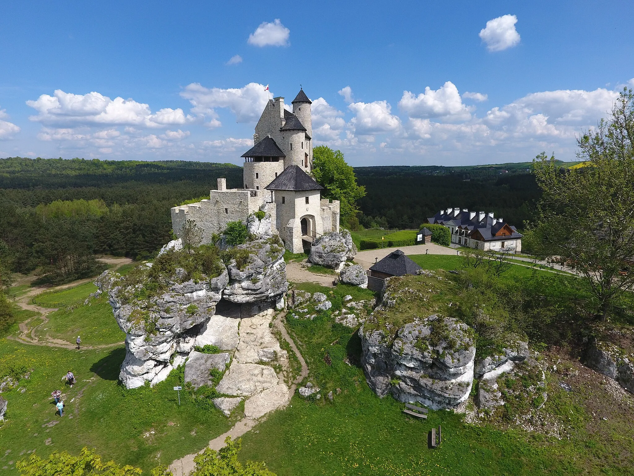 Photo showing: Zamek Bobolice zaprezentowany od strony formacji skalnej noszącej miano "Bramy Laseckich"