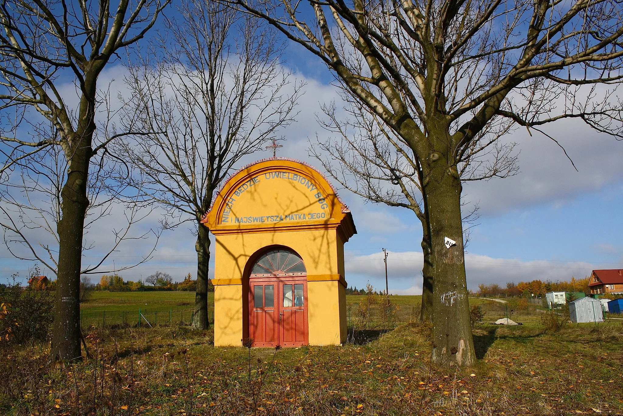 Photo showing: Śleszowice, a wayside shrine by the road towards Mucharz