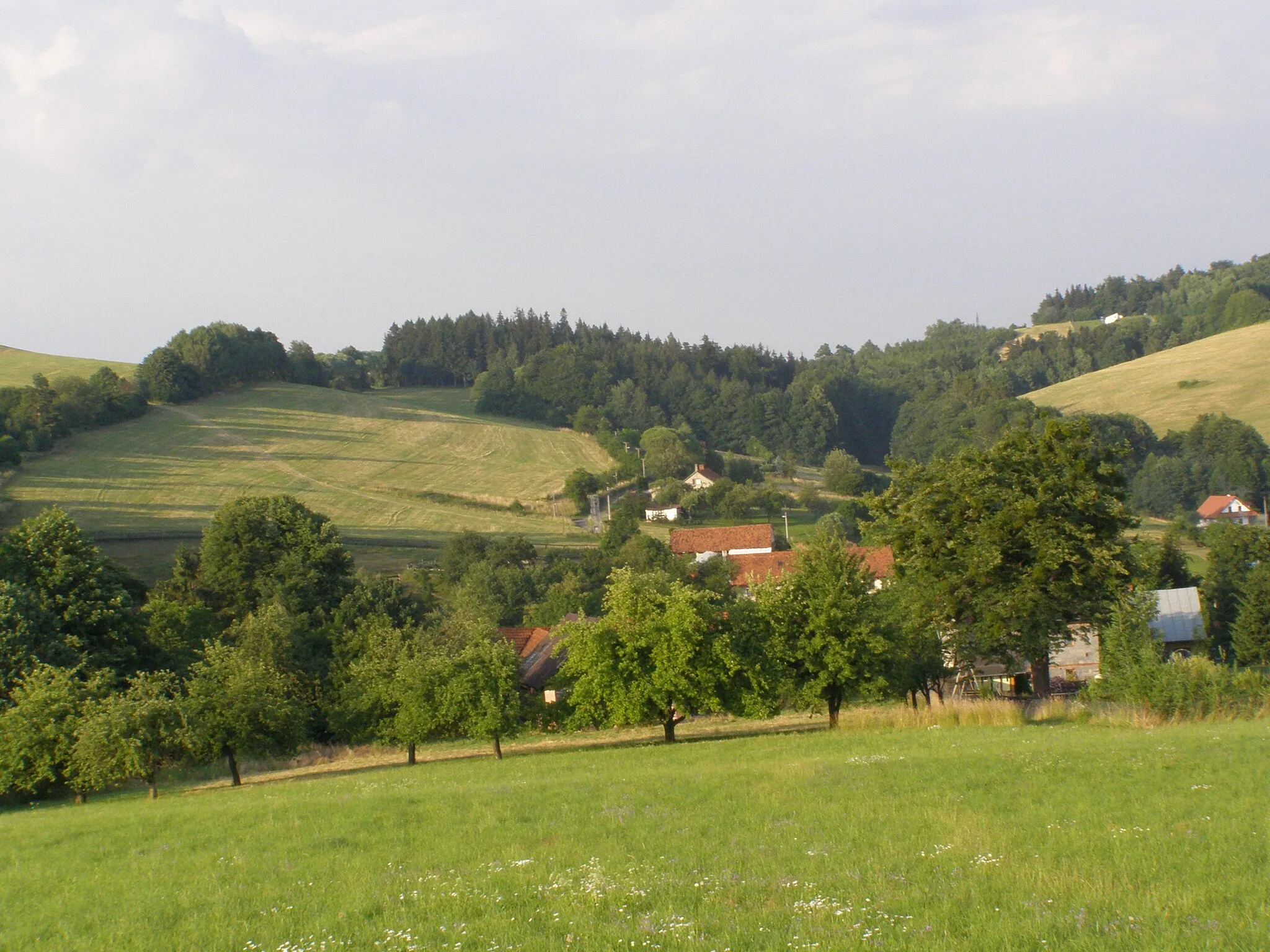 Photo showing: Štramberská vrchovina: Metylovická pahorkatina, vlevo vzadu lokalita Lišky
