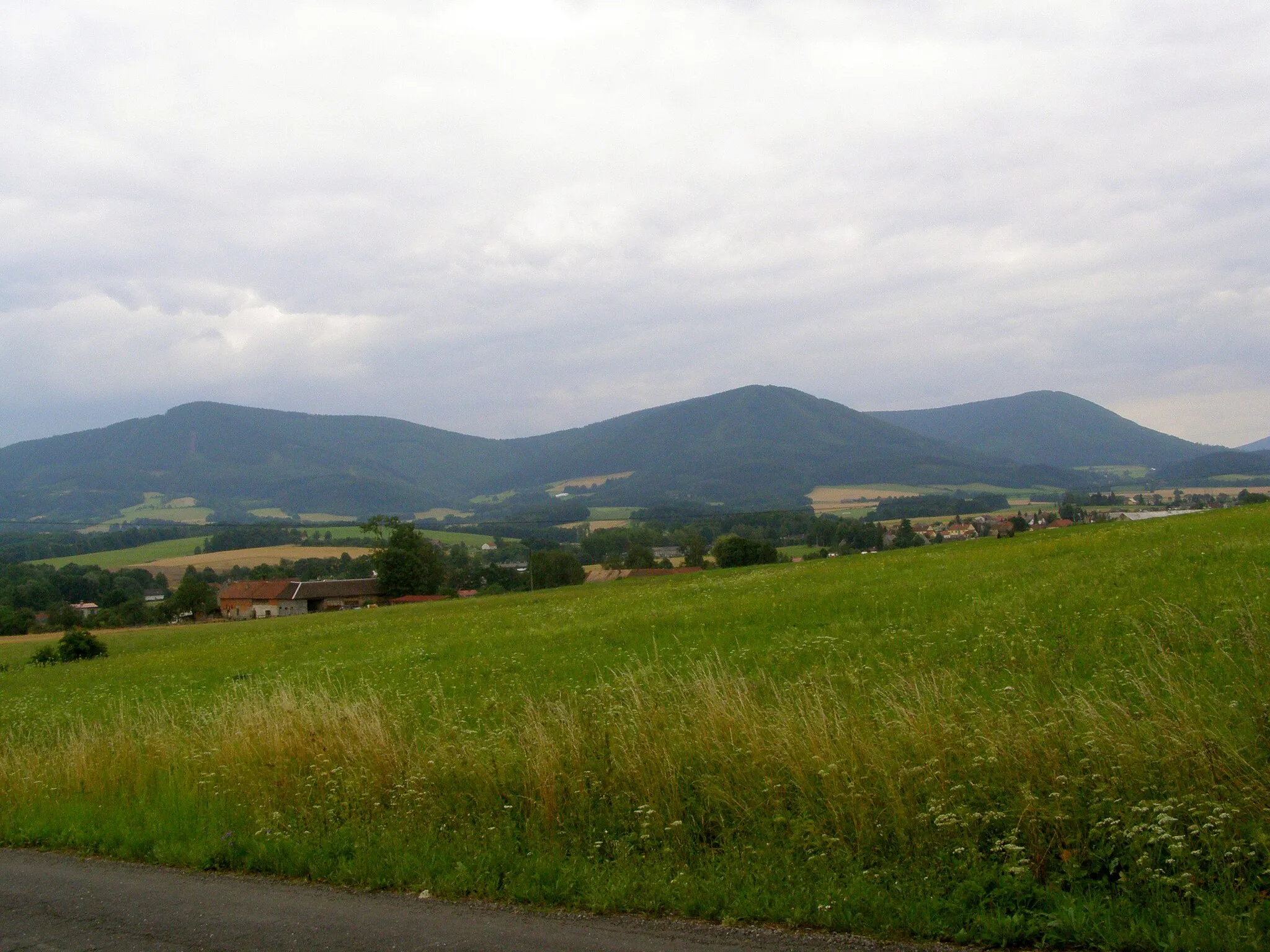 Photo showing: Kozlovicka kotlina, v pozadí Ondřejník – zleva vrcholy: Ondřejník (890 m), Úbočí (864 m) a Skalka (964 m)