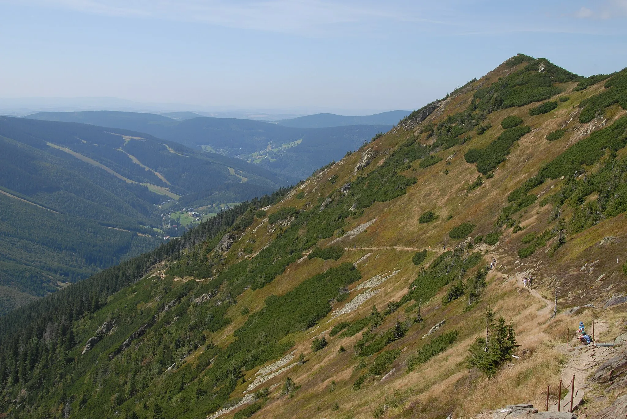 Photo showing: Kozí hřbety a pohled na jejich zadní vrcholek (1321 m.n.m.) ze žluté turistické trasy