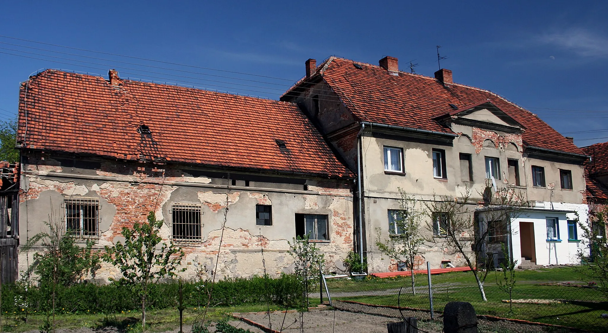 Photo showing: Paczyna, zabytkowy dworek i oficyna zachodnia