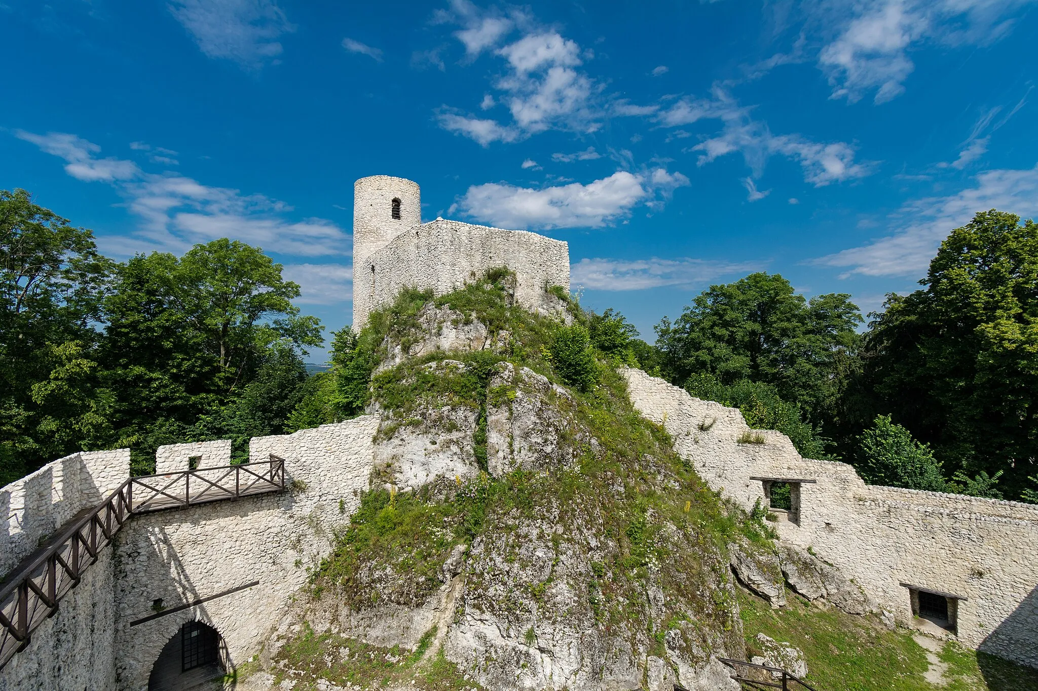 Photo showing: Zamek Pilcza w Smoleniu - widok na zamek górny z podzamcza wschodniego