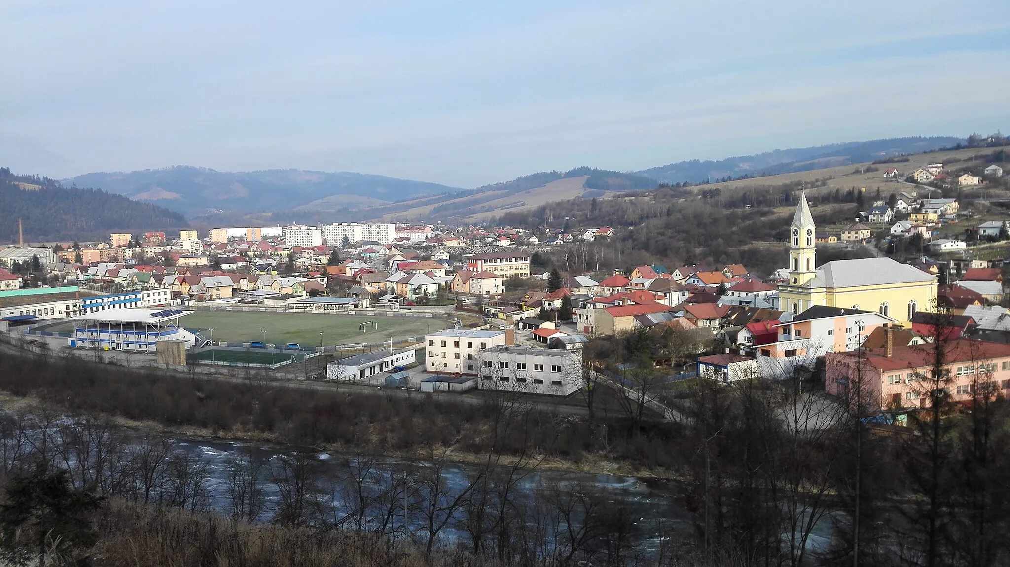 Photo showing: Pohľad na Krásno nad Kysucou z kopca Diel na pravom brehu rieky Kysuce.