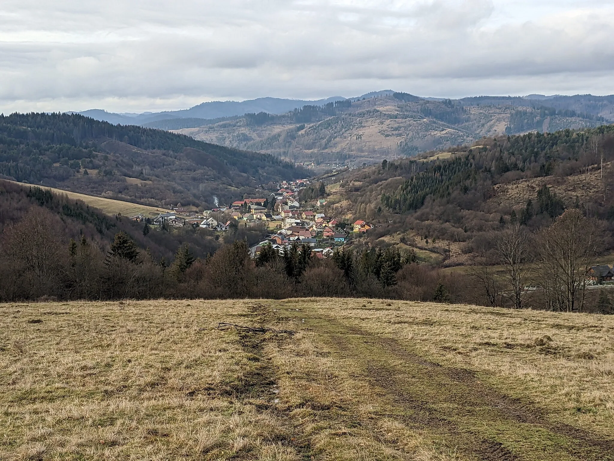 Photo showing: Pohľad na obec Povina, z pod Belanovského vrchu