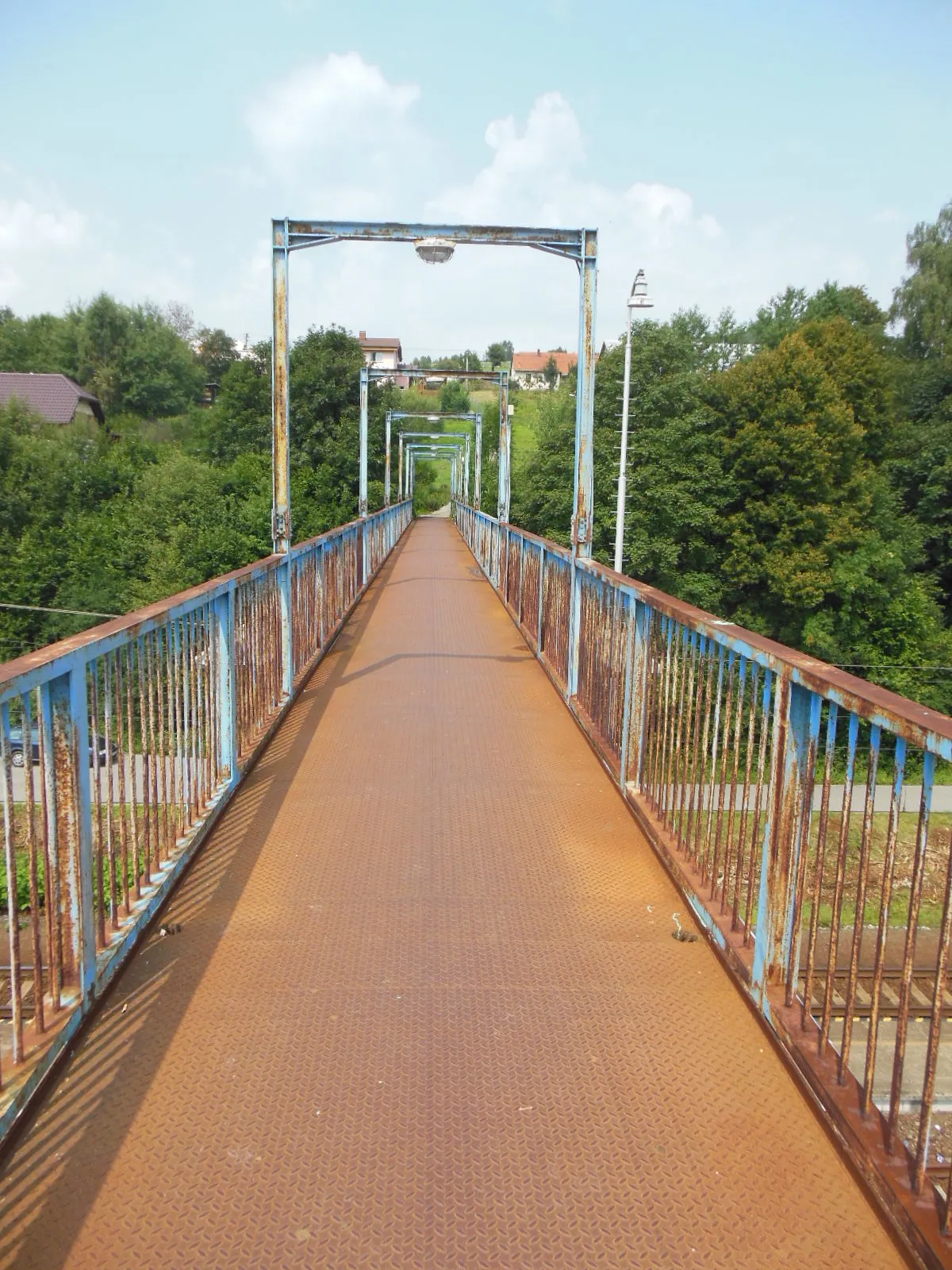 Photo showing: Railway station in Čierne, Slovakia. Footbridge over the railway station.