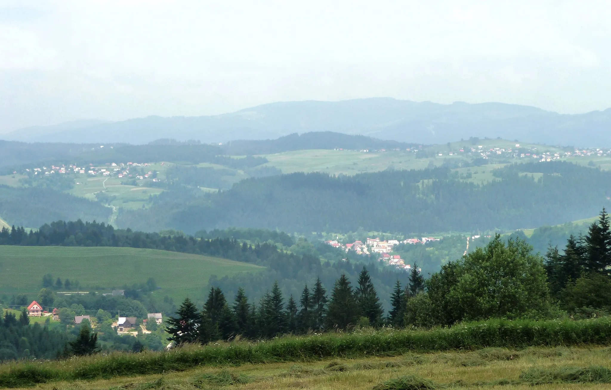 Photo showing: View on Hrčava (Czech Republic, left on the hill), Čierne pri Čadci (Slovakia, down in the valley) and Jaworzynka (Poland, right on the hill).