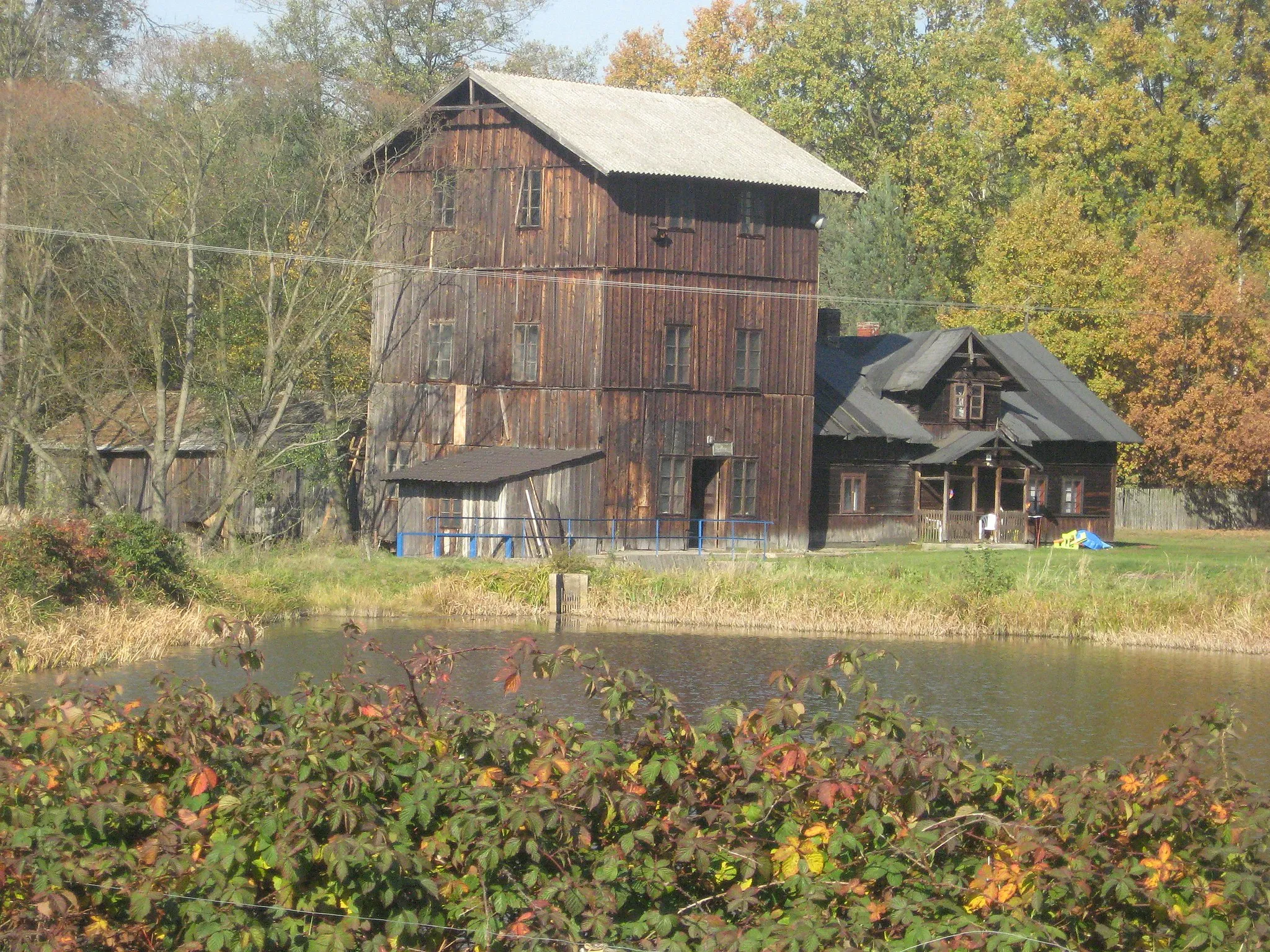 Photo showing: Kluczno, czynny drewniany młyn wodny.