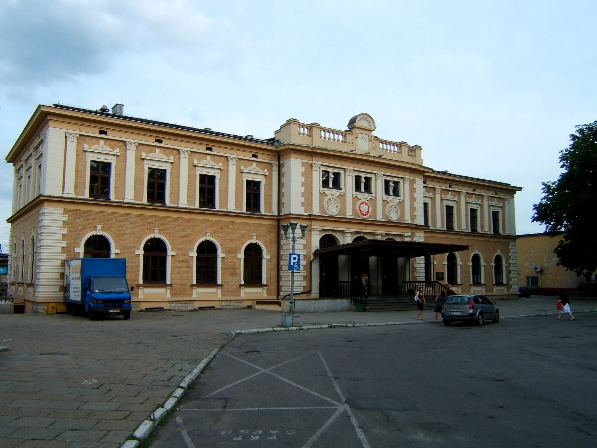 Photo showing: Train station building in Tarnowskie Góry, Poland.