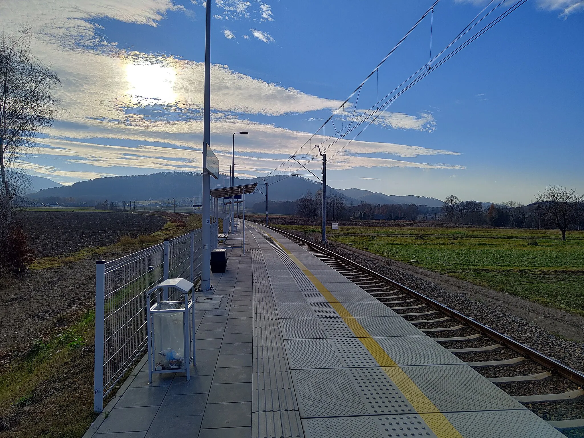Photo showing: Peron przystanku kolejowego Chocznia Górna - widok w kierunku Bielska-Białej