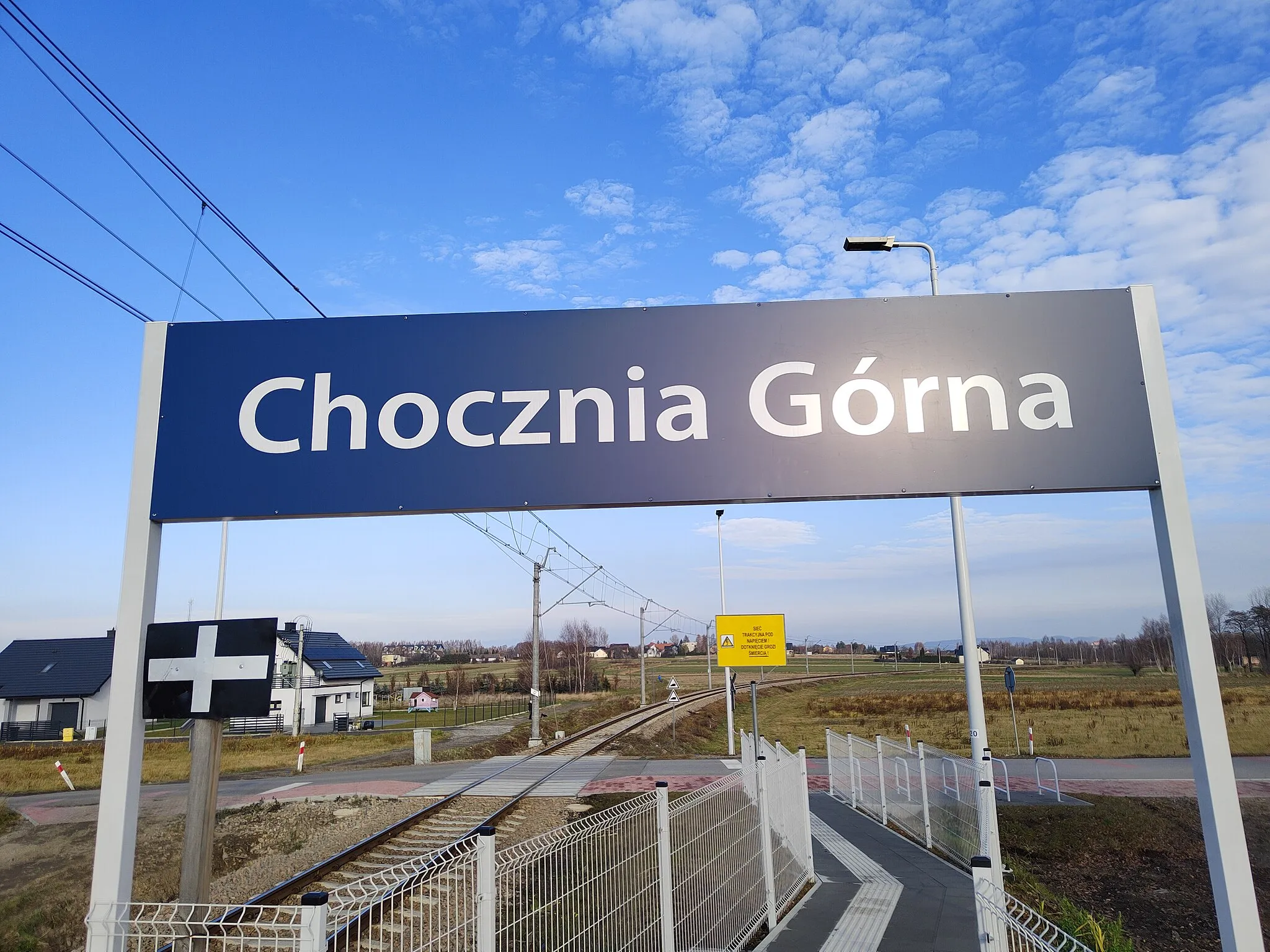 Photo showing: Peron przystanku kolejowego Chocznia Górna - tablica