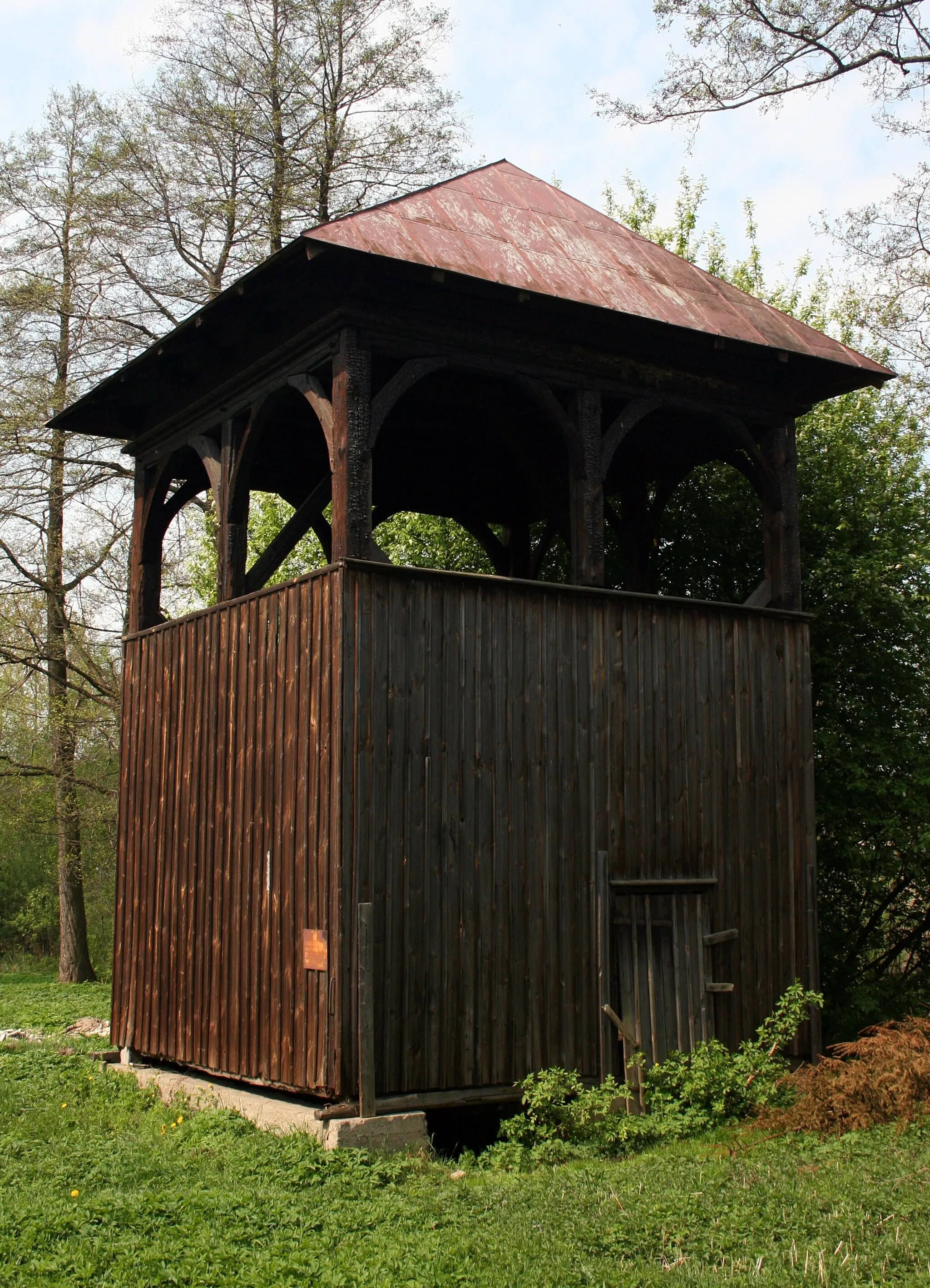 Photo showing: Zabytkowa dzwonnica przy kościele św. Stanisława w Białej Górnej