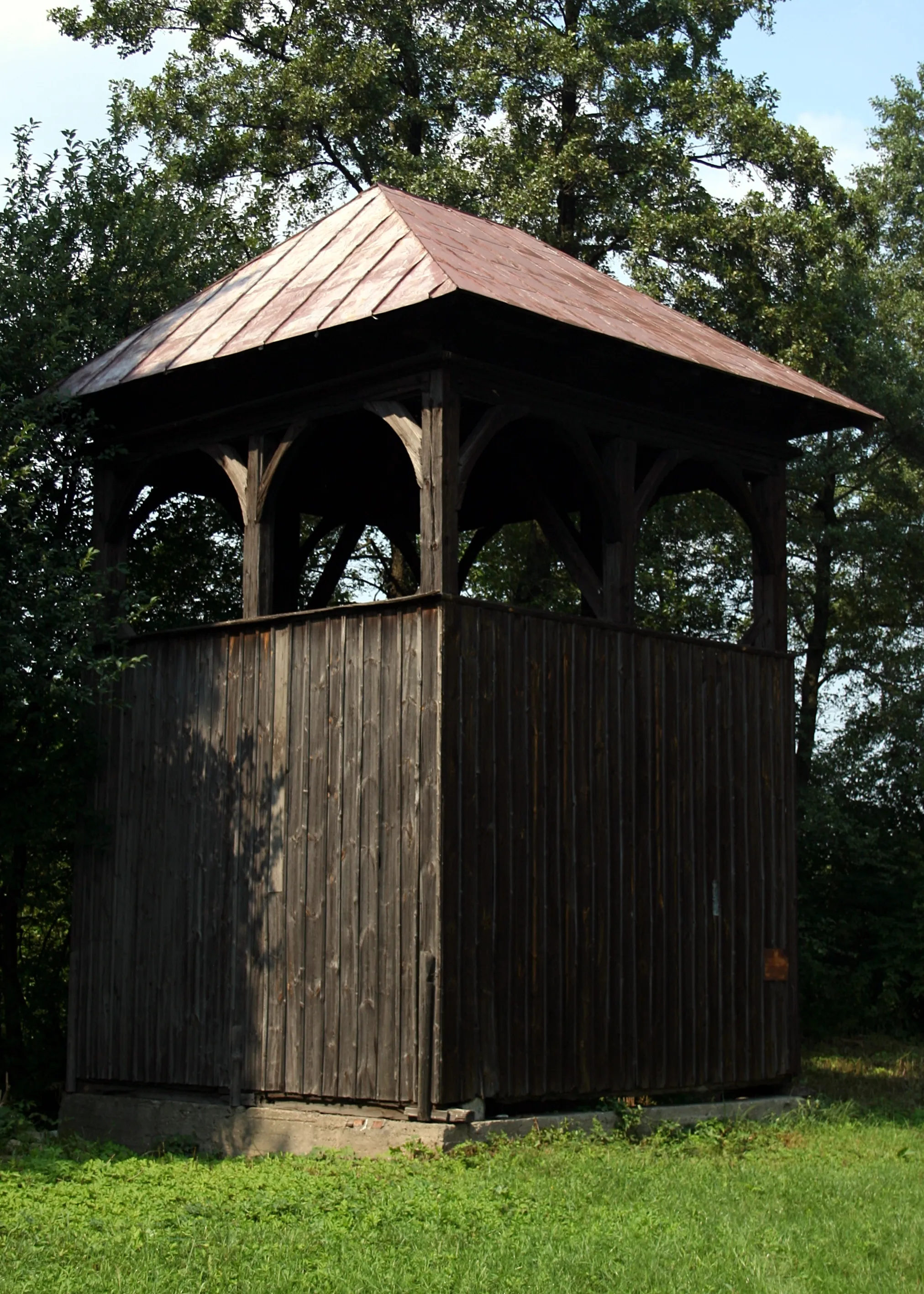 Photo showing: Zabytkowa dzwonnica przy kościele św. Stanisława w Białej Górnej, gmina Kłobuck, woj. śląskie