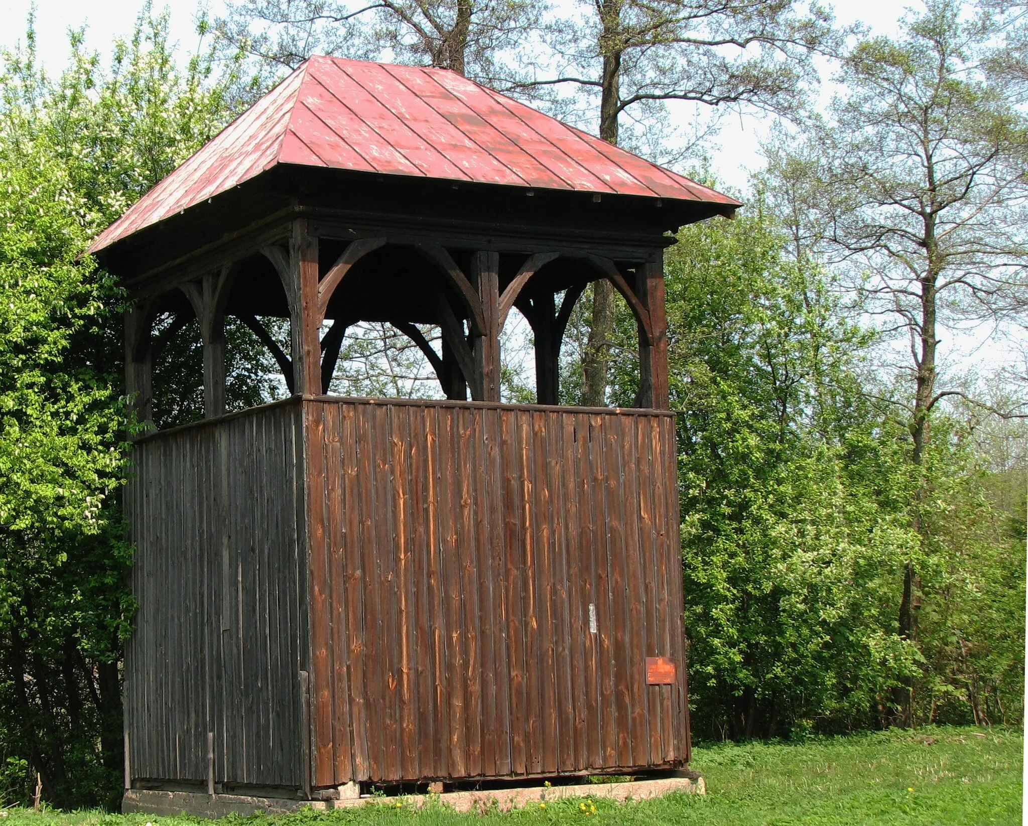 Photo showing: A wooden belfry adjoining the Roman Catholic St. Stanislaus Church in Biała Górna, Silesian Voivodship, Poland