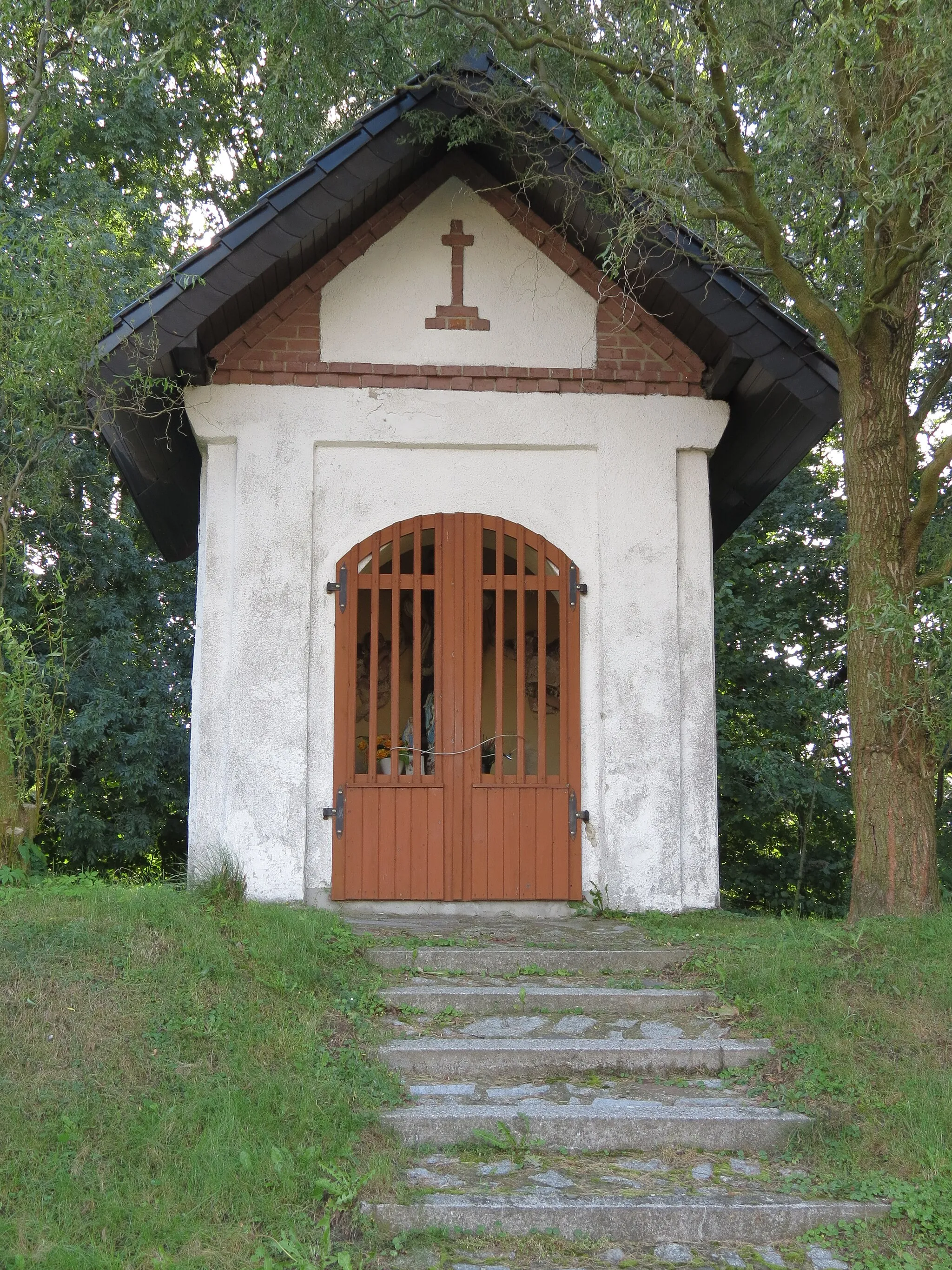 Photo showing: Kapliczka przydrożna z 1780 r.; Łany Wielkie, ul. Wiejska (za numerem 2), gmina Sośnicowice, powiat gliwicki