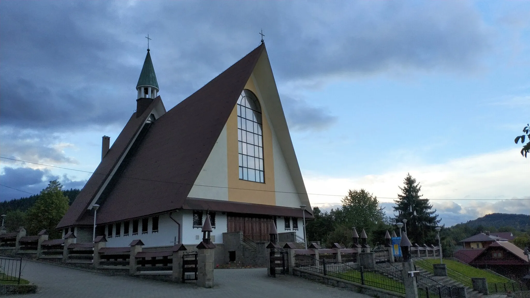 Photo showing: Widok na Kosciół pw. Matki Boskiej Królowej Polski w Pewel Slemieńska