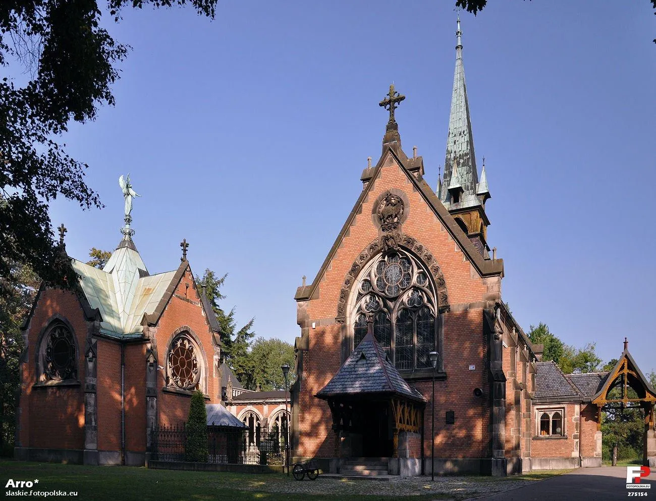 Photo showing: Kościół Dobrego Pasterza w Świerklańcu. Budynek po lewej stronie to kaplica grobowa, w której został pochowany m. in. Guido Henckel von Donnersmarck