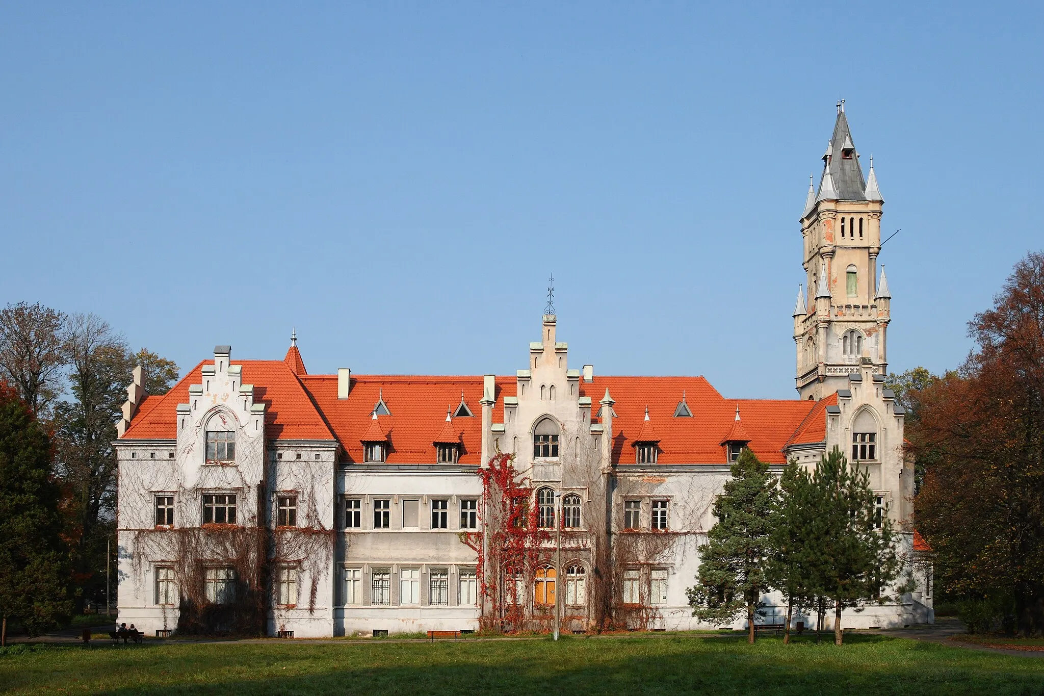 Photo showing: Neogothic palace of von Donnersmarck family in Nakło Śląskie (Poland).