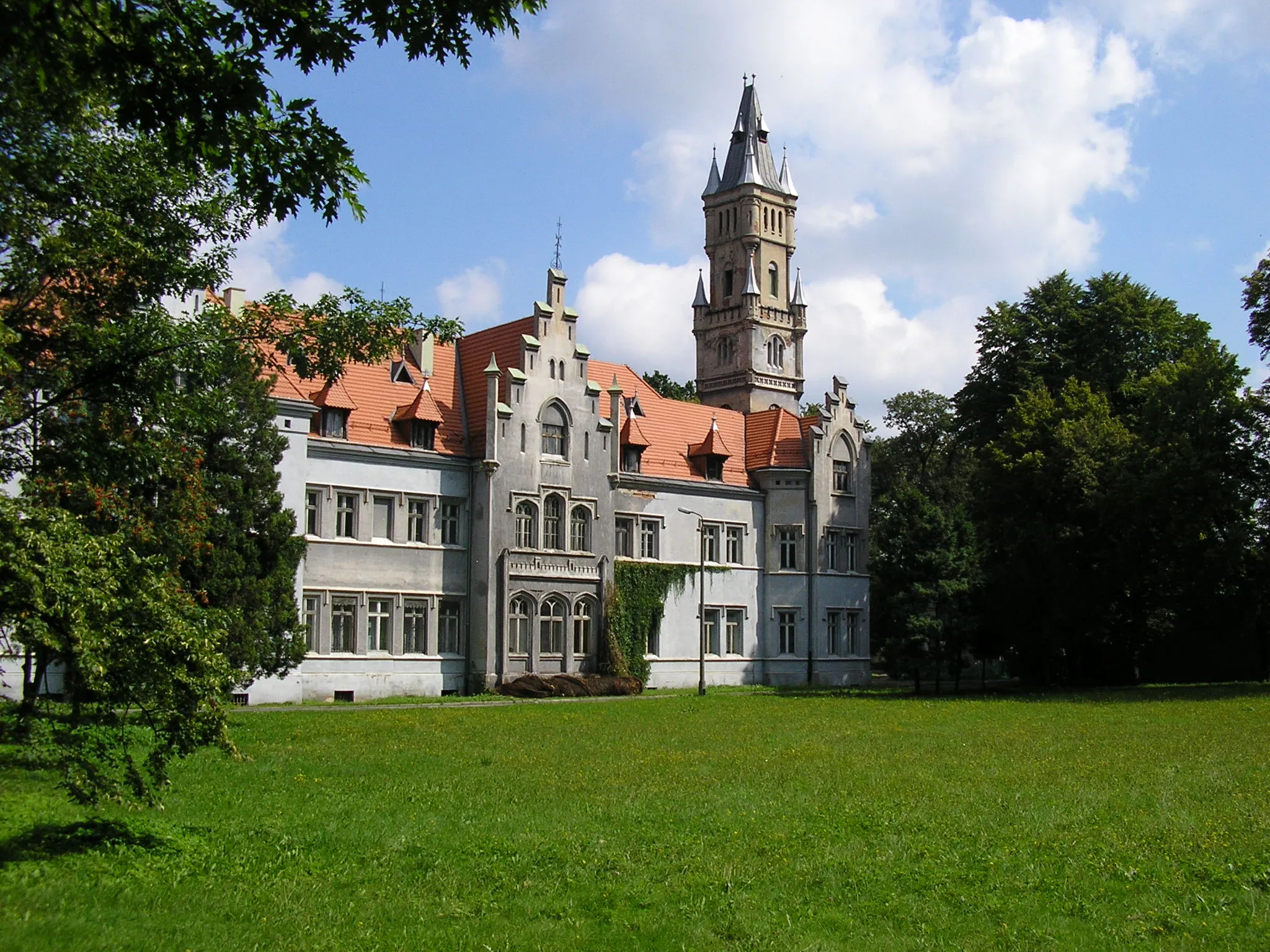 Photo showing: Neogothic palace of Donnersmarck family in Nakło Śląskie, Poland.