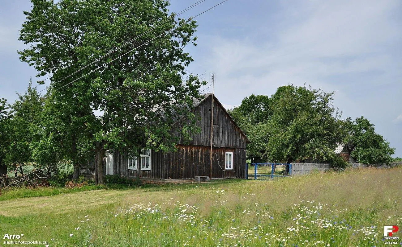 Photo showing: Wygiełzów 5 - dom mieszkalny ukryty wśród zieleni.