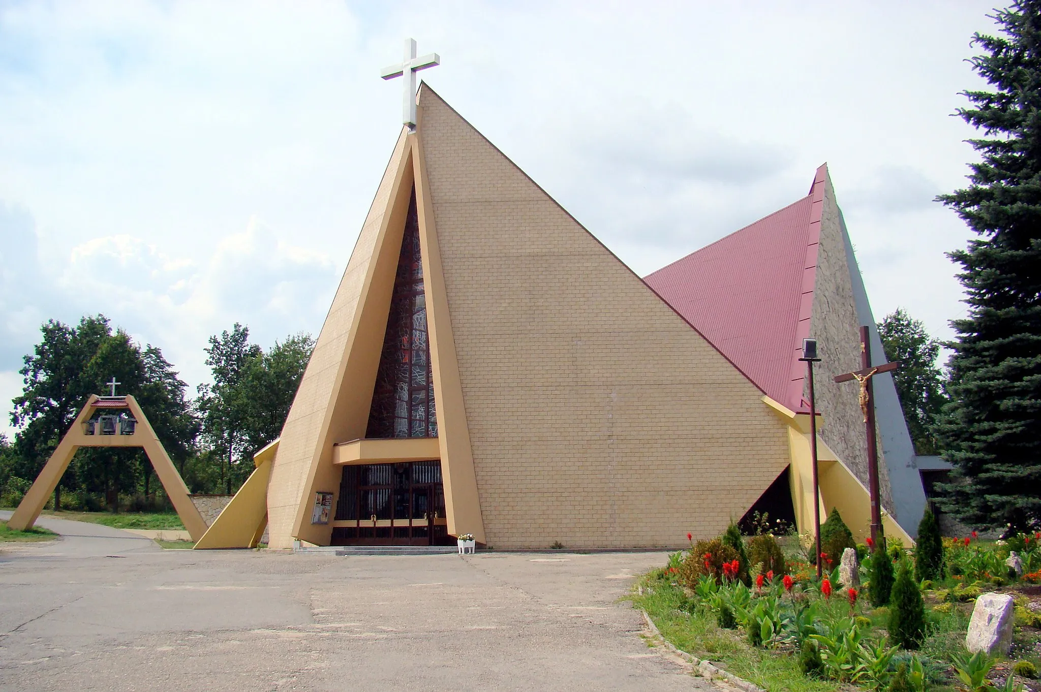 Photo showing: Kościół Najświętszego Ciała i Krwi Chrystusa we Wrzosowej wybudowany w latach 1974-1978, znajdujący się przy drodze krajowej nr 1.