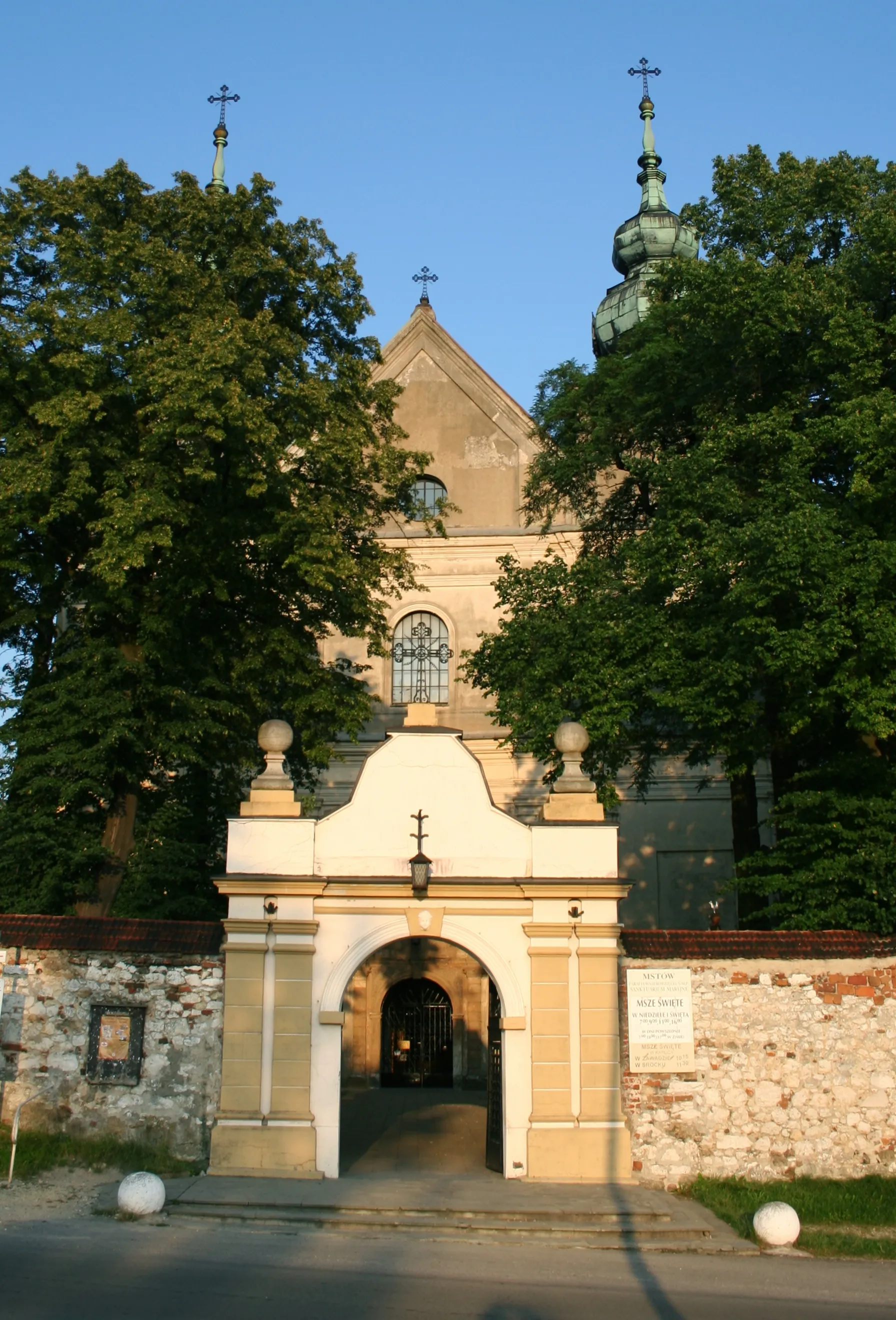 Photo showing: Brama klasztoru kanoników regularnych w miejscowości Wancerzów, gmina Mstów