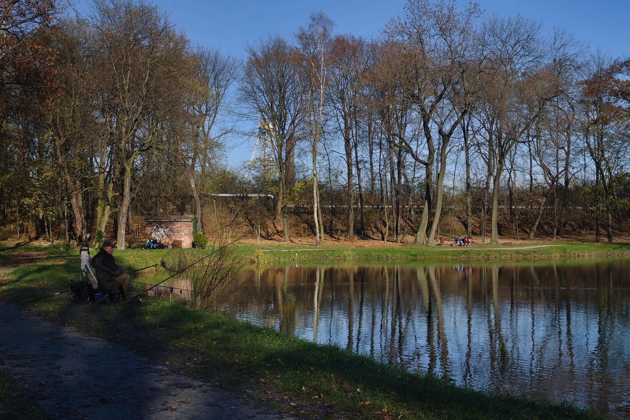 Photo showing: Siemianowice Śląskie, Park Górnik, staw Michałkowicki, w tle wieża szybu Krystyn KWK Michał