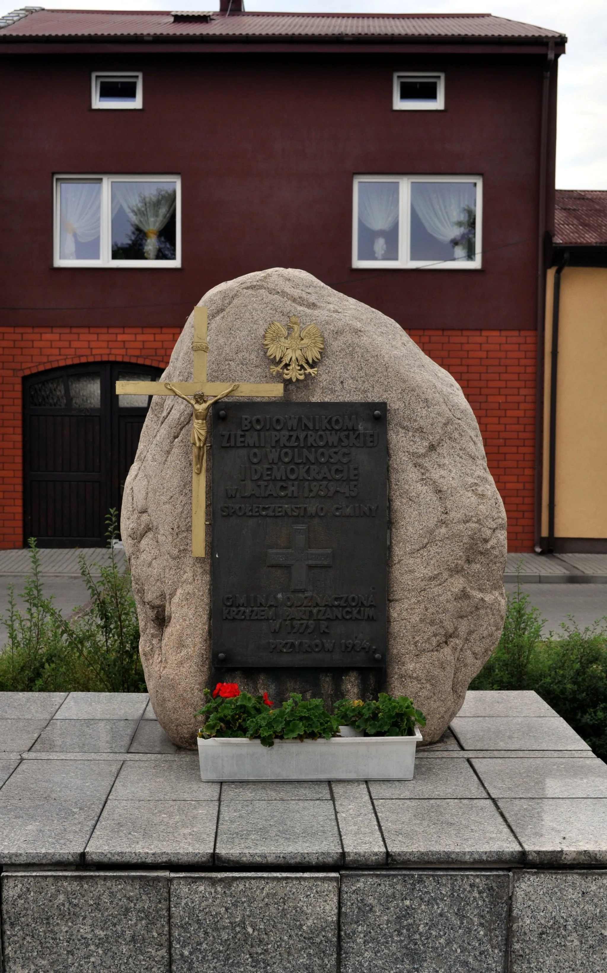 Photo showing: Głaz z tablicą upamiętniający mieszkańców Przyrowa i okolic poległych w czasie II wojny światowej