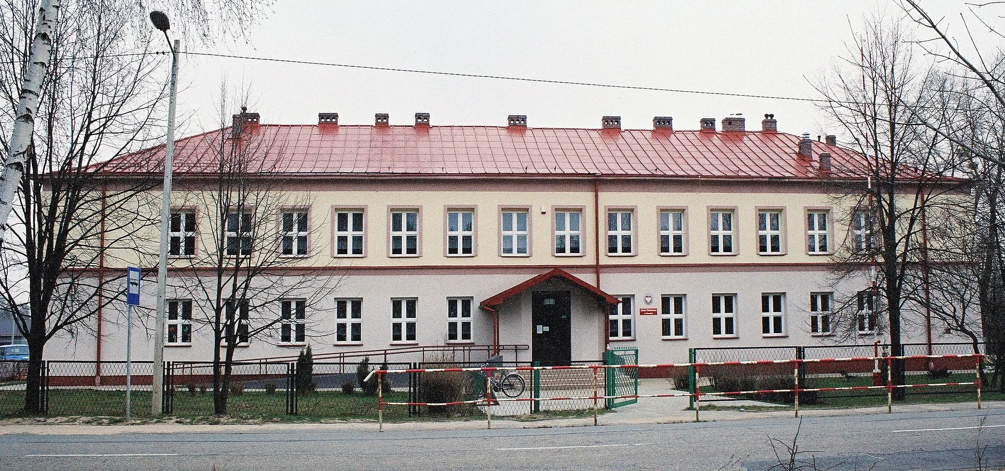 Photo showing: Szkoła Podstawowa w Nieradzie z 1958 roku, położona w Michałowie