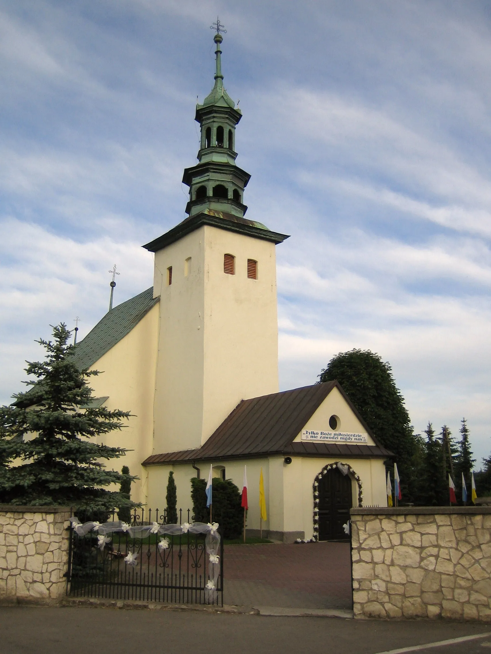 Photo showing: front of St. Nicholas' Church - roman catholic parish church in Niegowa, Poland