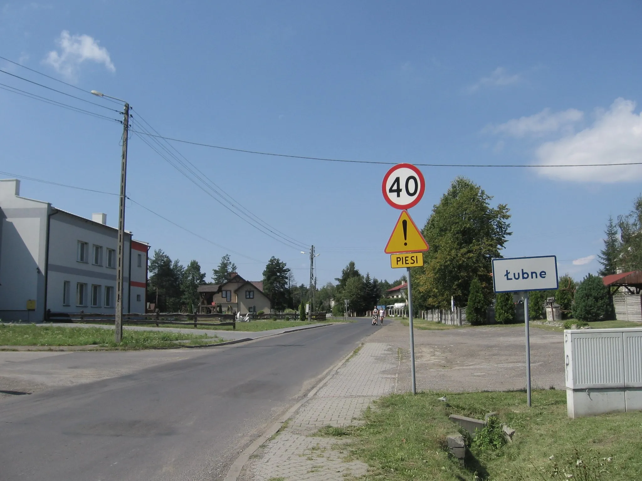Photo showing: Street and fire station in Łubne, part of Mierzęcice, Silesian voivodeship in Poland.