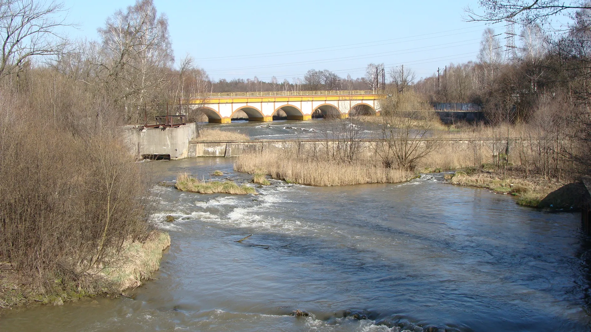 Photo showing: Most kolejowy na Białej Przemszy na granicy sosnowieckiej dzielnicy Maczki i jaworznickiej dzielnicy Szczakowa