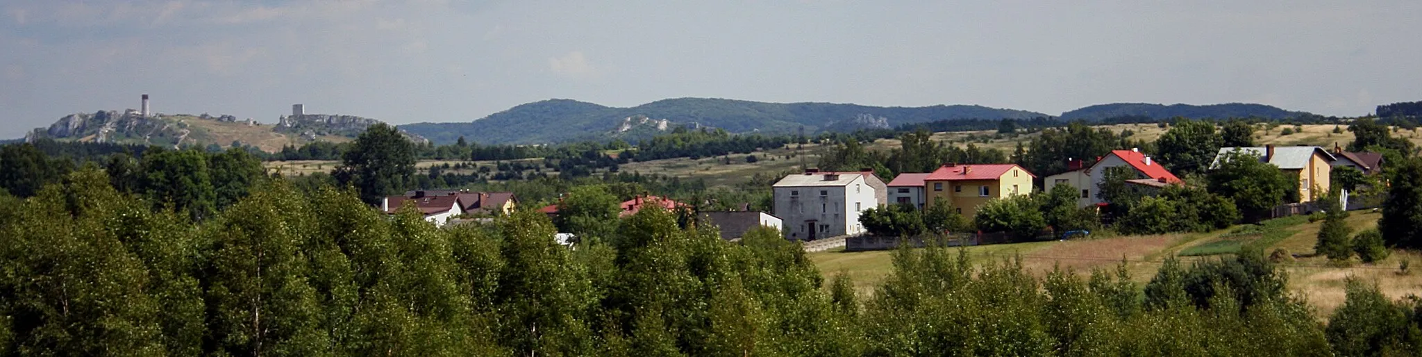 Photo showing: Fragment miejscowości Kusięta, gm. Olsztyn, woj. śląskie. Po prawej widoczne ruiny zamku w Olsztynie