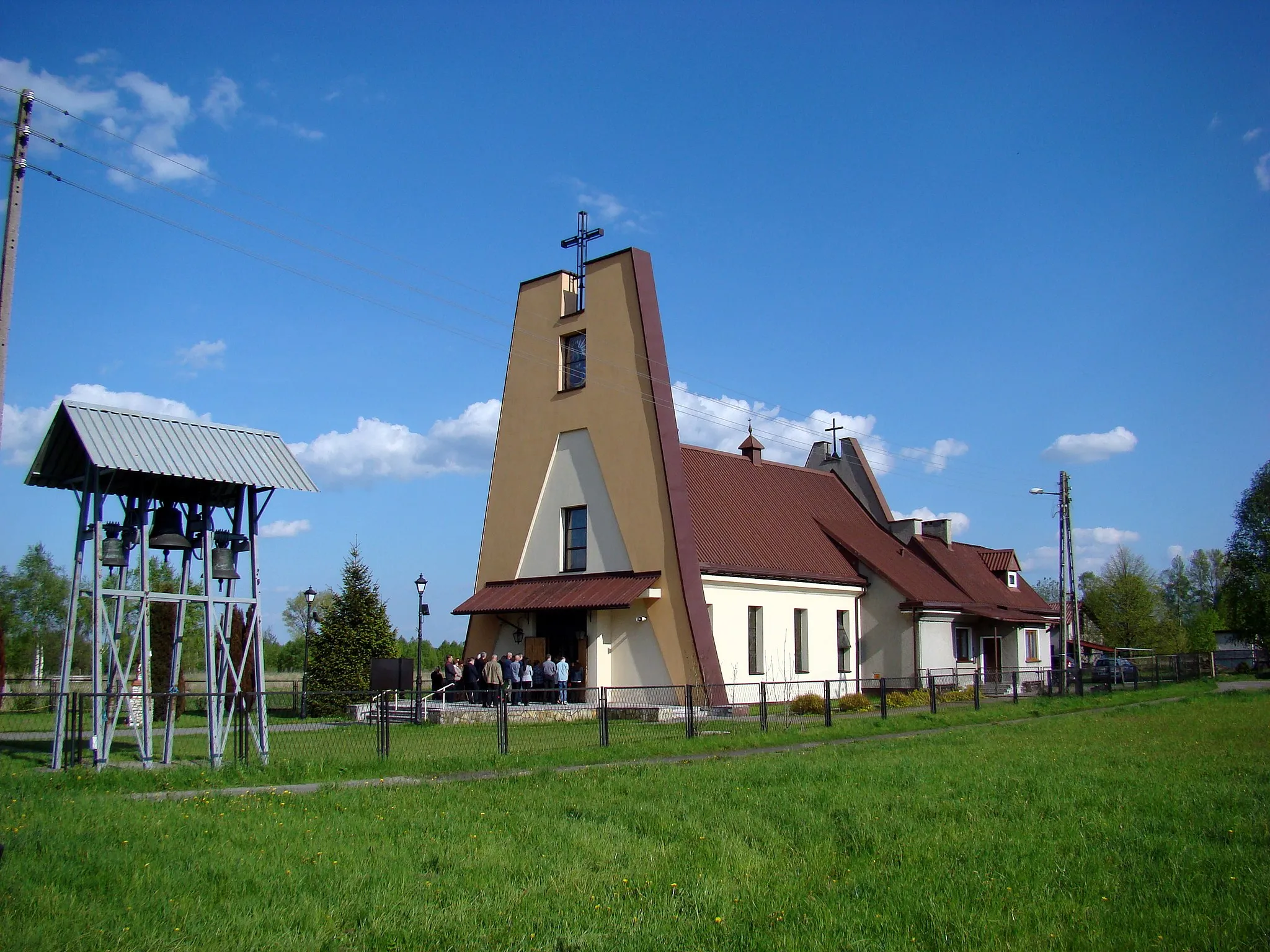 Photo showing: Kościół Najświętszej Maryi Panny Matki Miłosierdzia w Jastrzębiu.
Budynek wzniesiono w latach 1982-1984 wg projektu Zygmunta Fagasa.