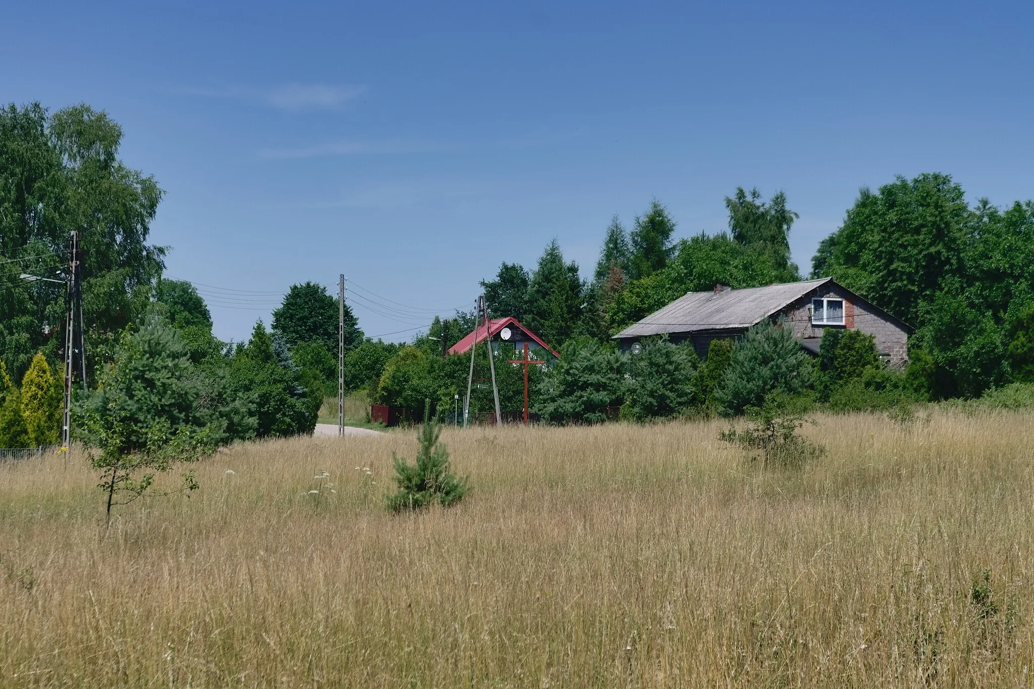 Photo showing: Hutki-Kanki, domy przy ul. Jurajskiej (nry 23 i 25; widok z ul. Pustynnej); pośrodku krzyż przydrożny