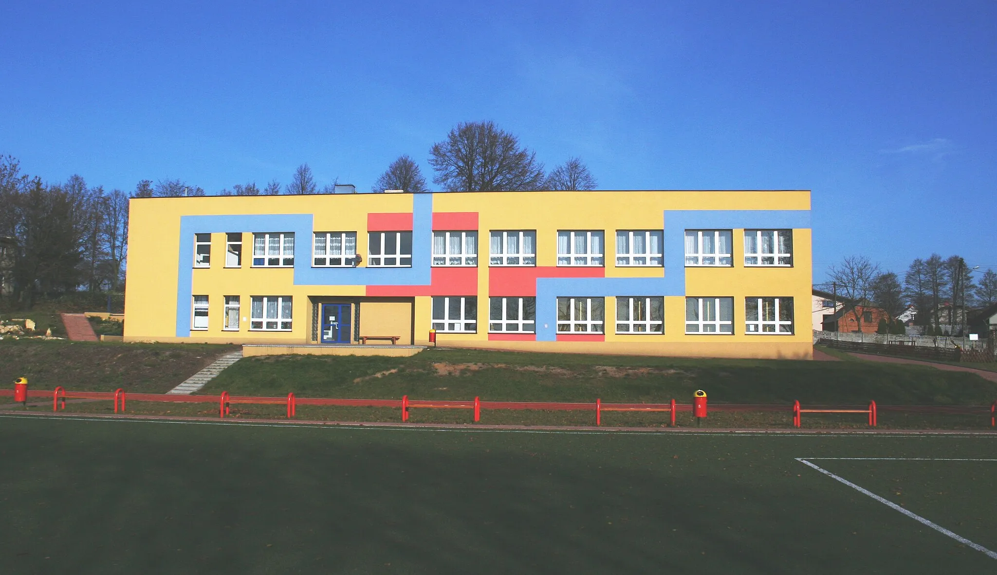Photo showing: primary school in Cynków, Poland