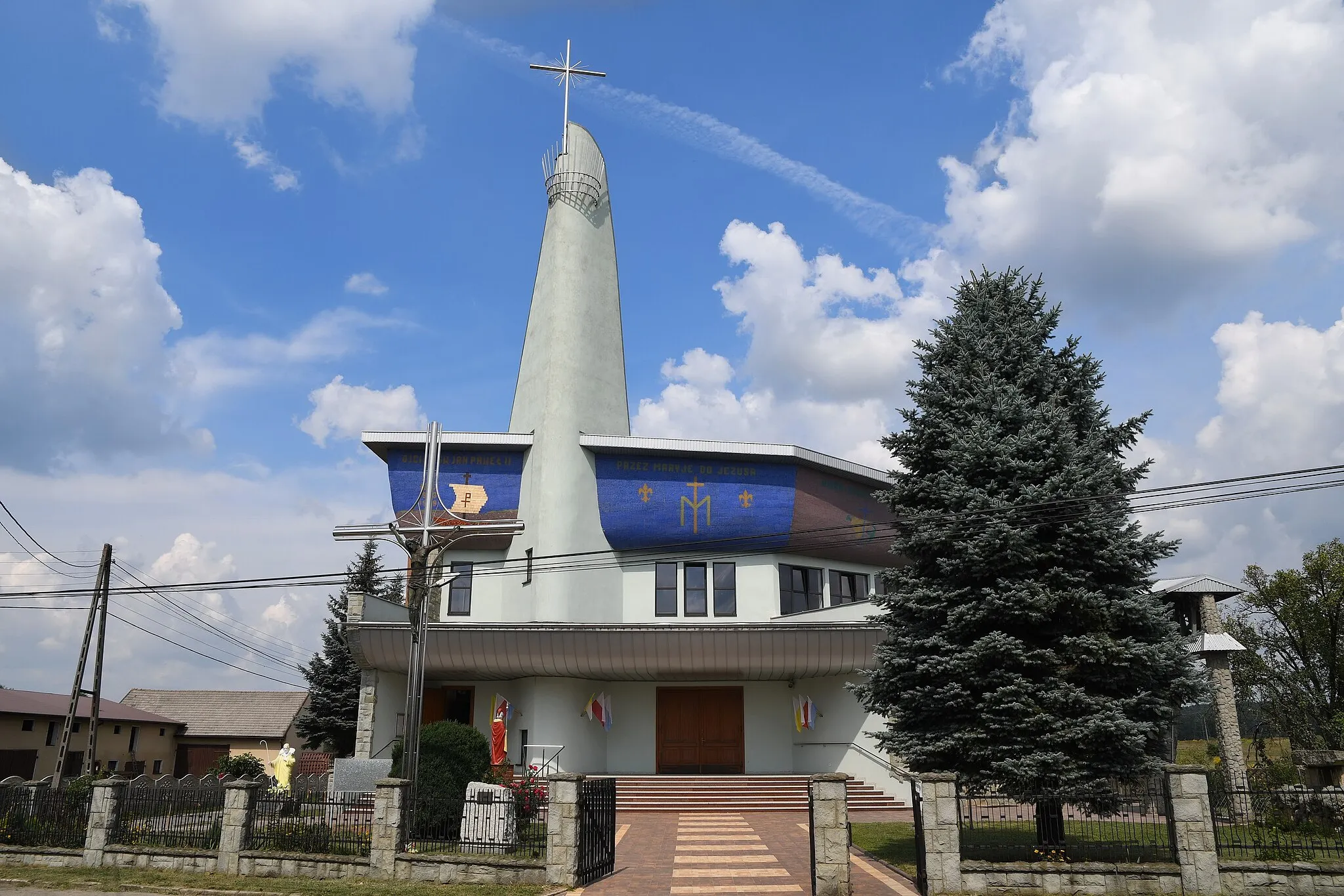 Photo showing: Kościół, wybudowany w latach 1978-1981, został uroczyście poświęcony (konsekrowany) 4 września 1988 r. przez biskupa częstochowskiego Stanisława Nowaka.