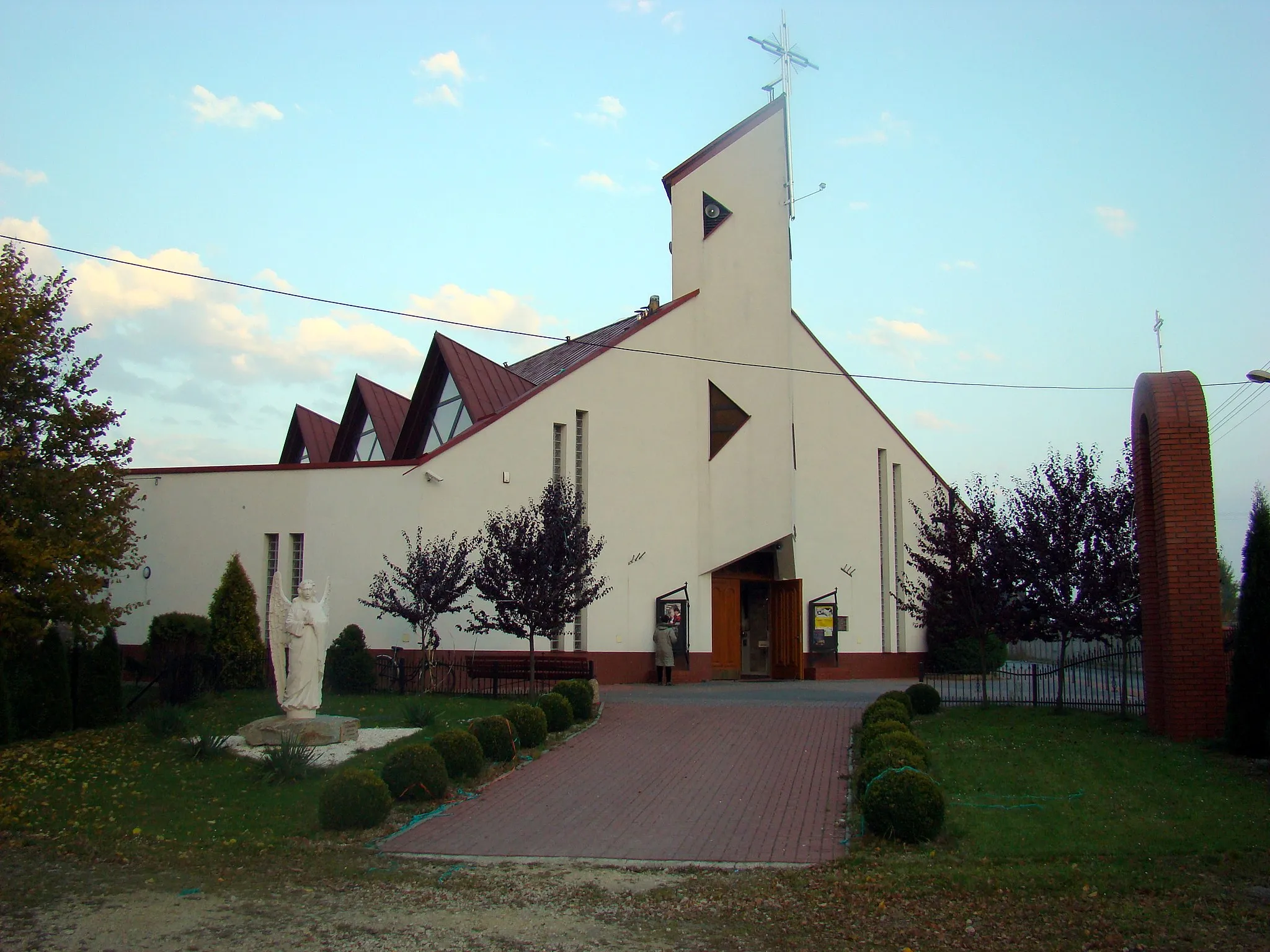 Photo showing: Kościół pw. Wniebowstąpienia Pańskiego w Częstochowie w dzielnicy Błeszno, osiedle Brzeziny Wielkie, wybudowany w latach 1985-2000.